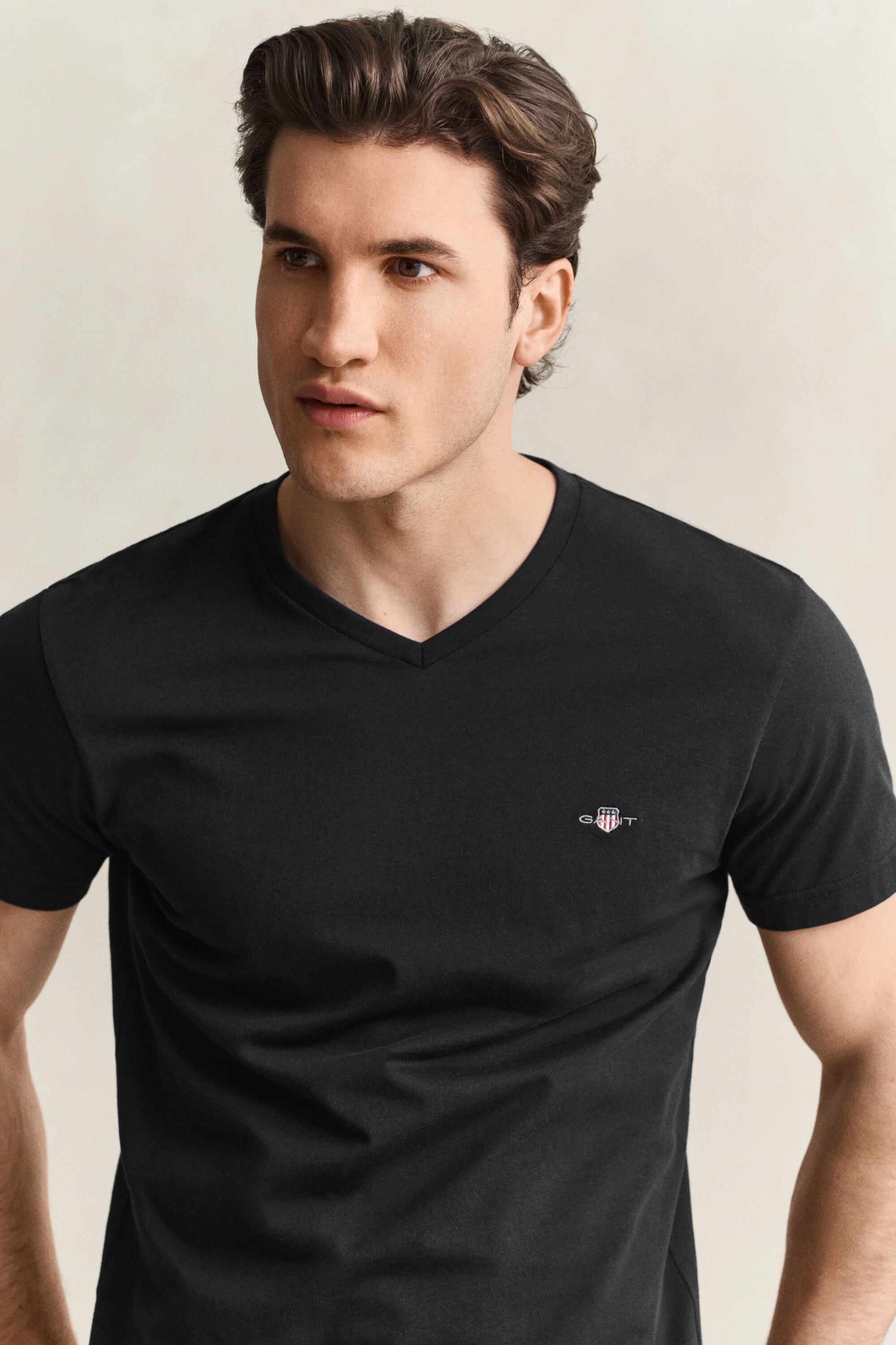 Shield T-shirt met V-hals
