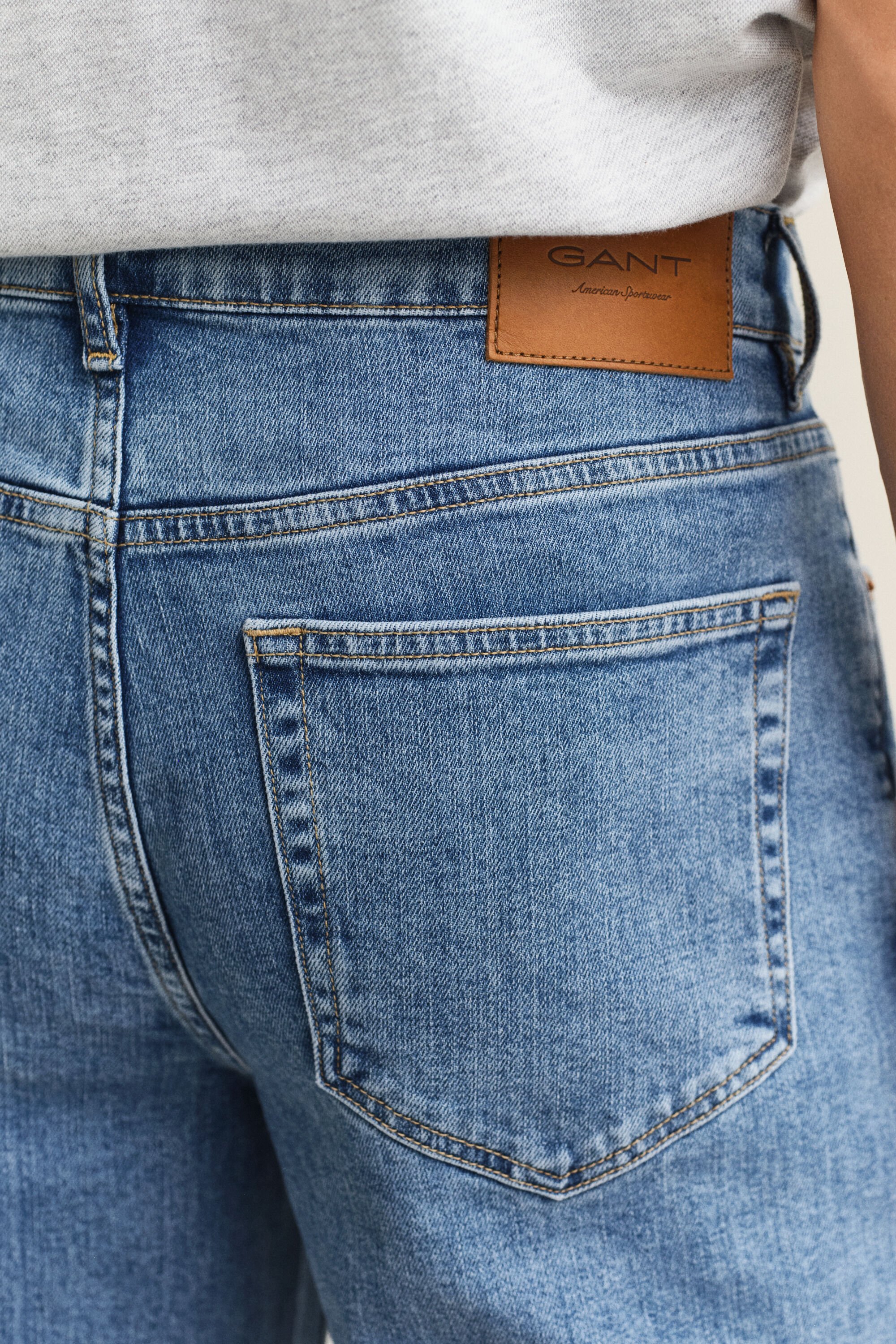 Regular Fit Clean Wash jeans