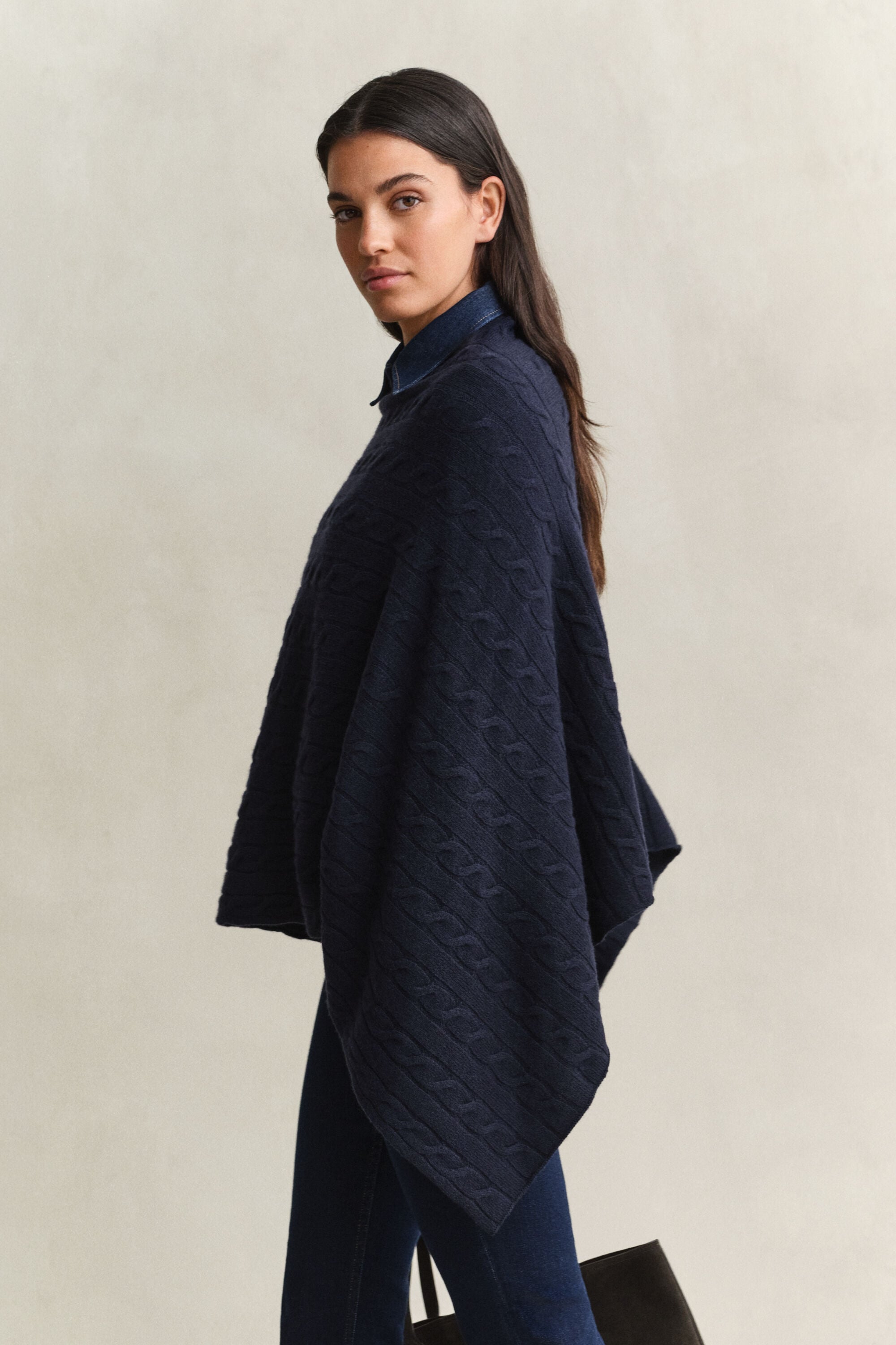 Wollen poncho met kabelpatroon