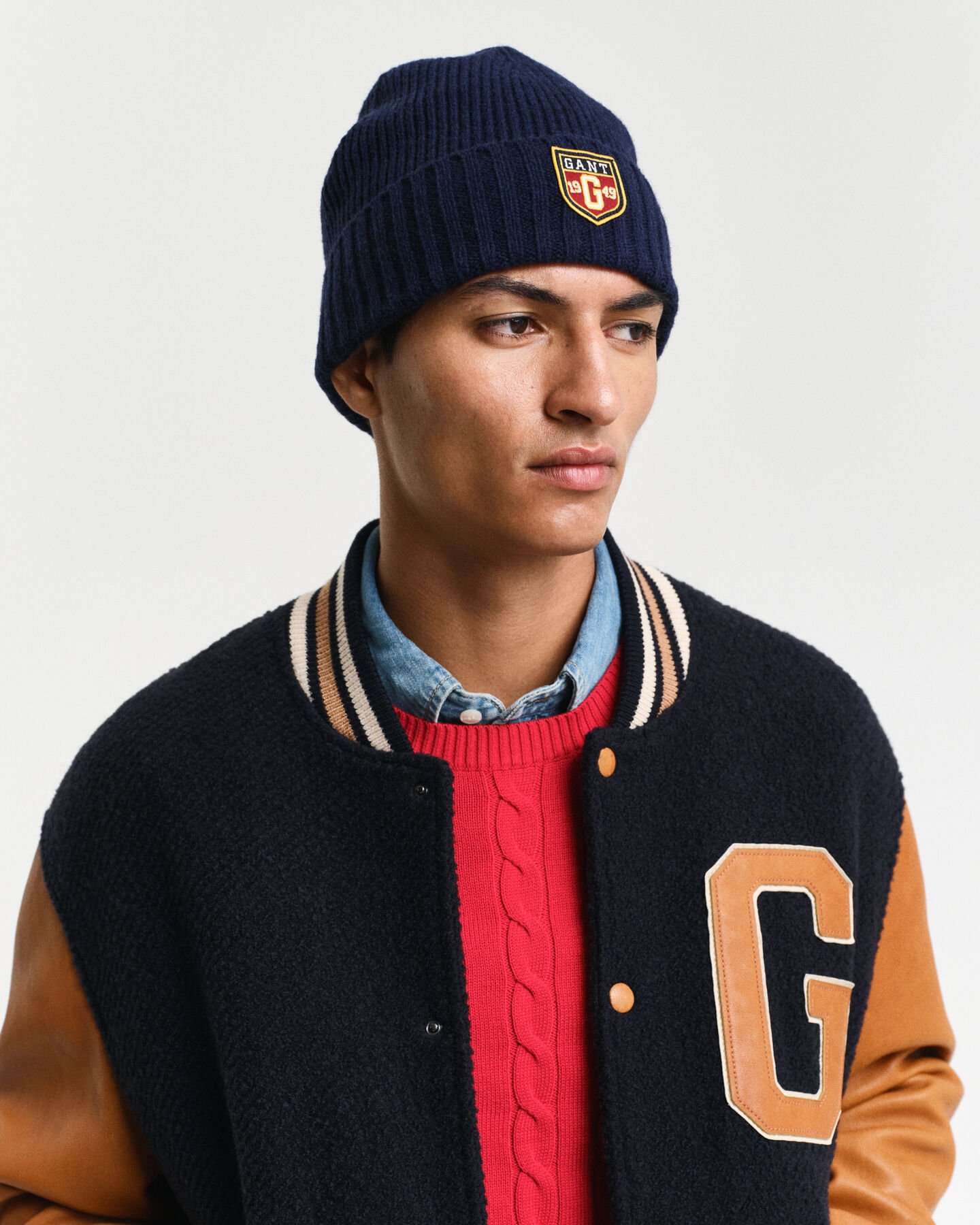 Wollen beanie met badge