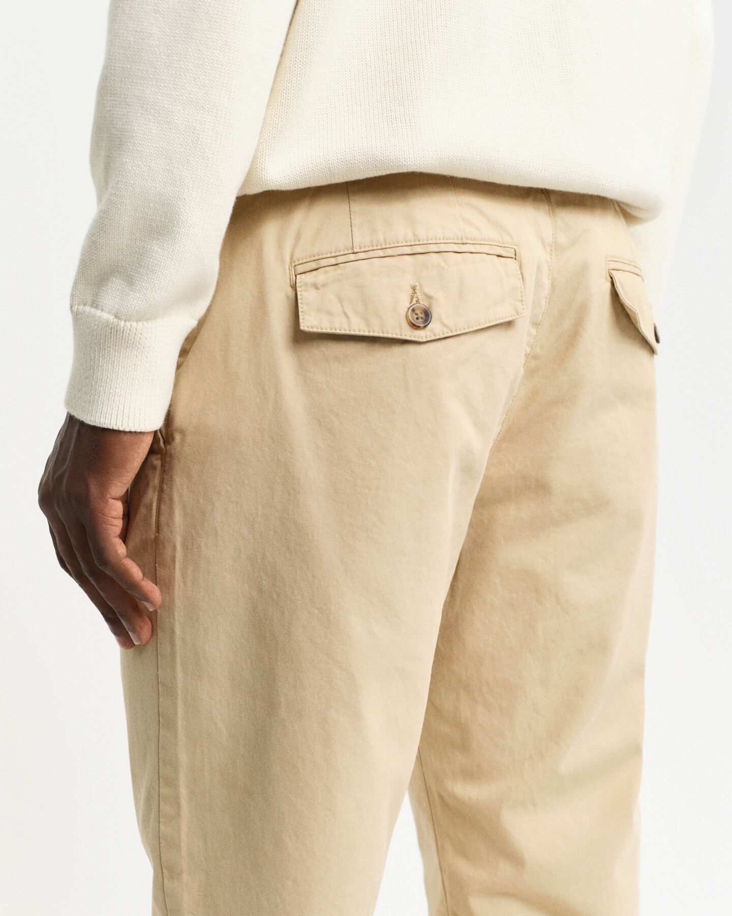 Regular Fit canvas chino met taps toelopende pijpen