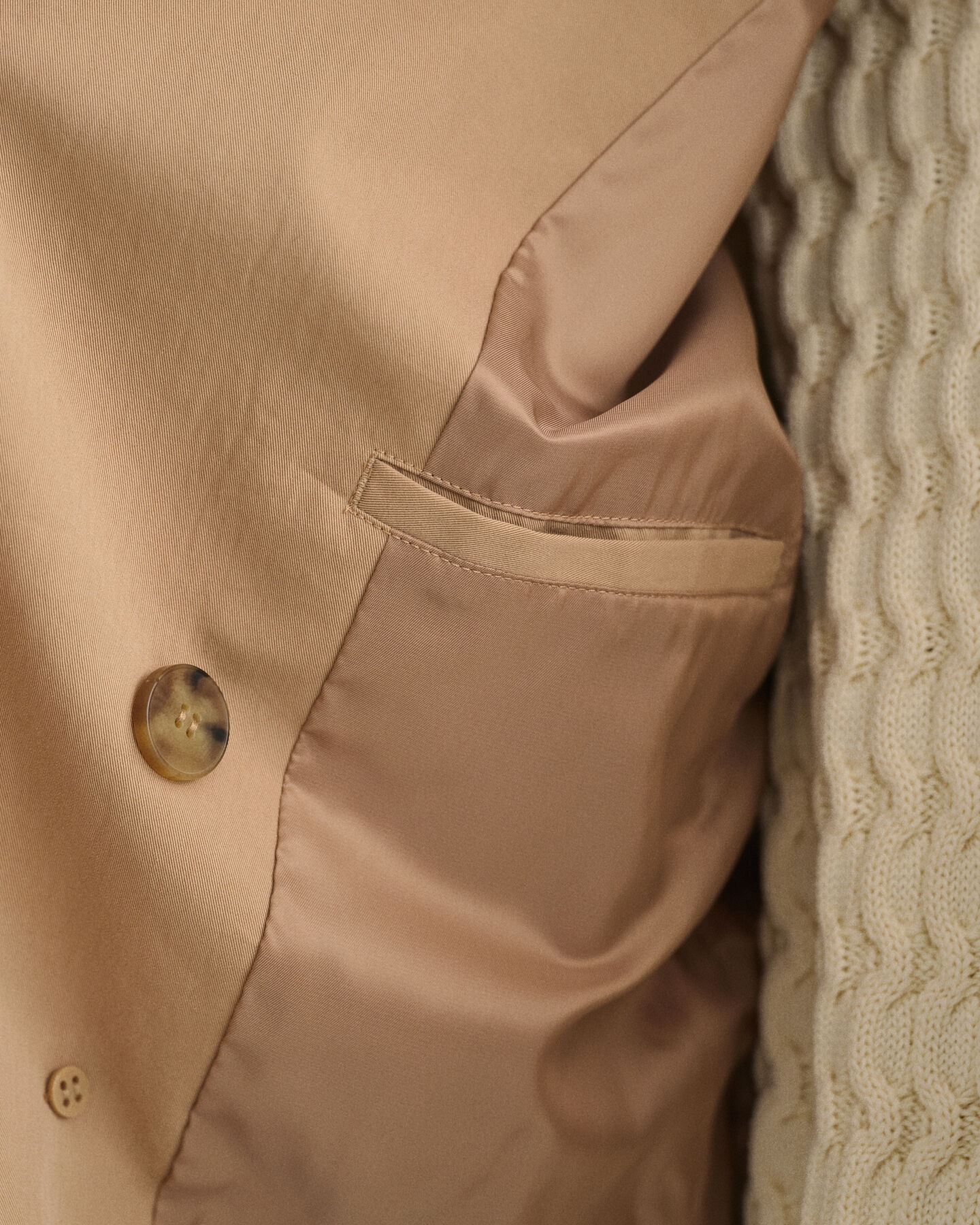 Iets korter trenchjack