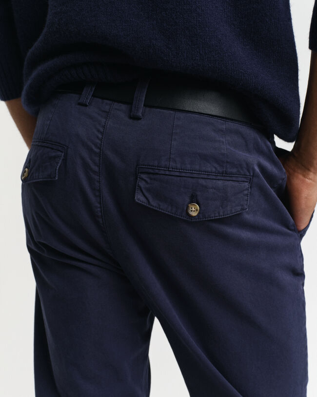 Regular Fit canvas chino met taps toelopende pijpen