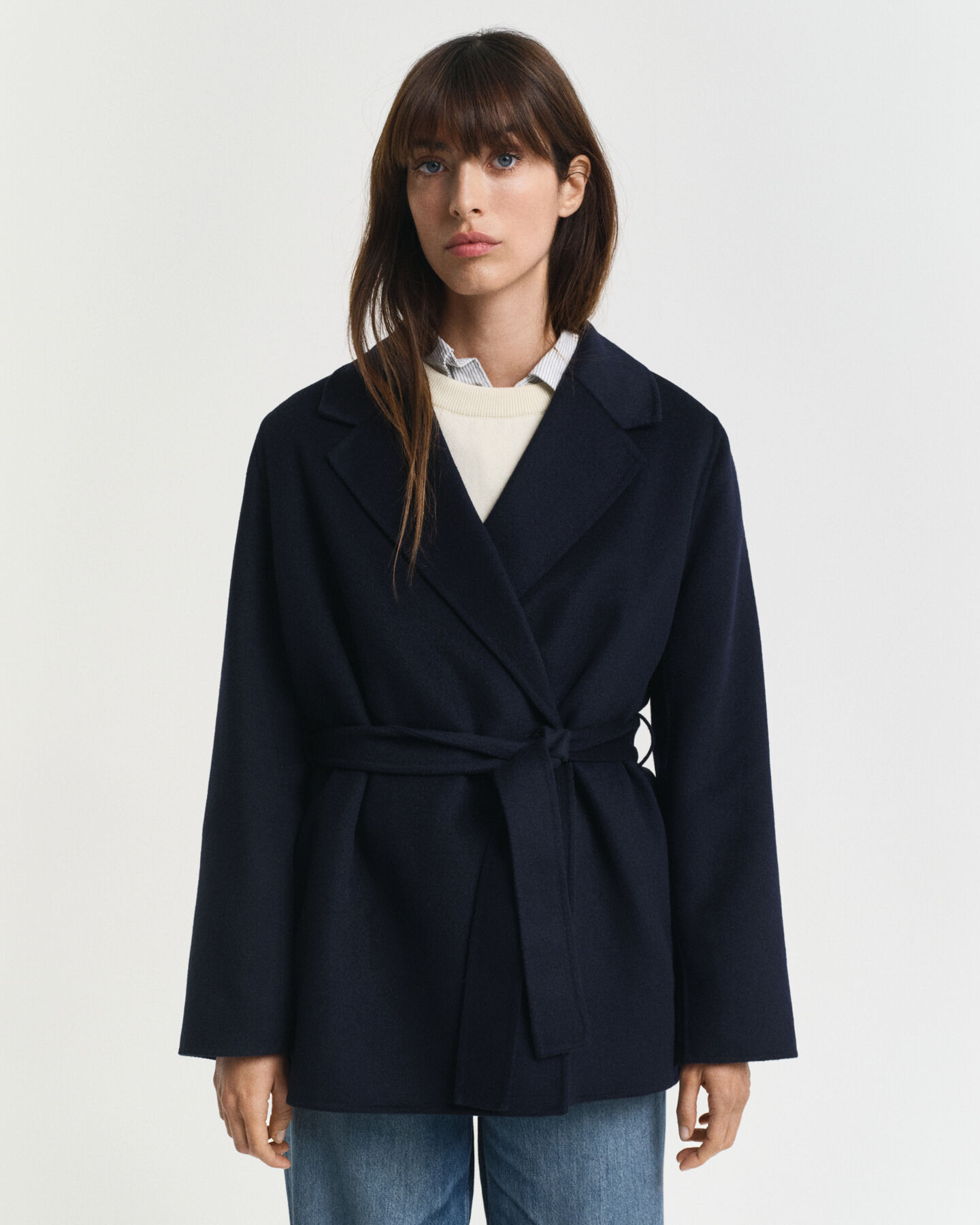 Met de hand gestikte jasje met ceintuur