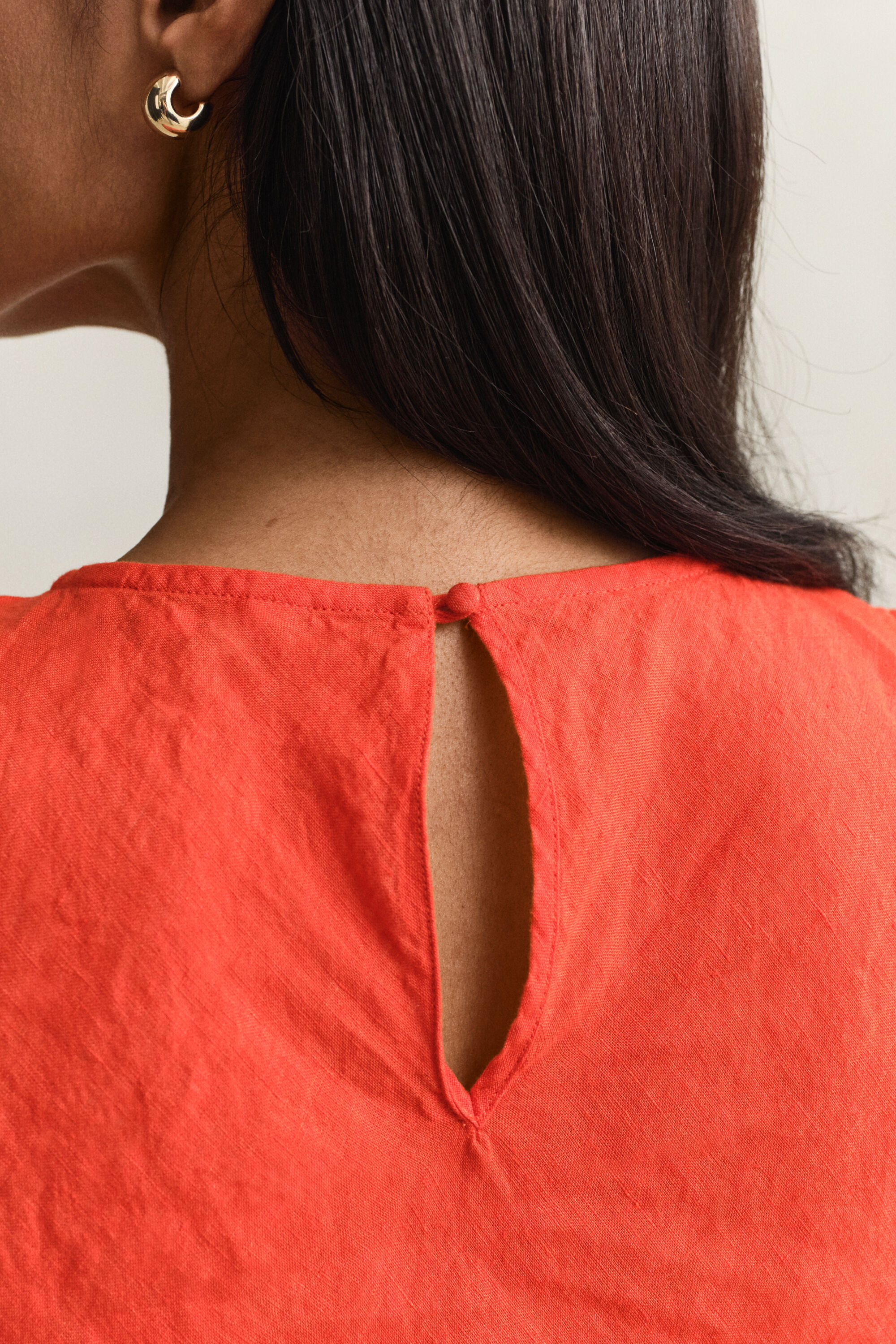 Schuin geknipte linnen midi-jurk