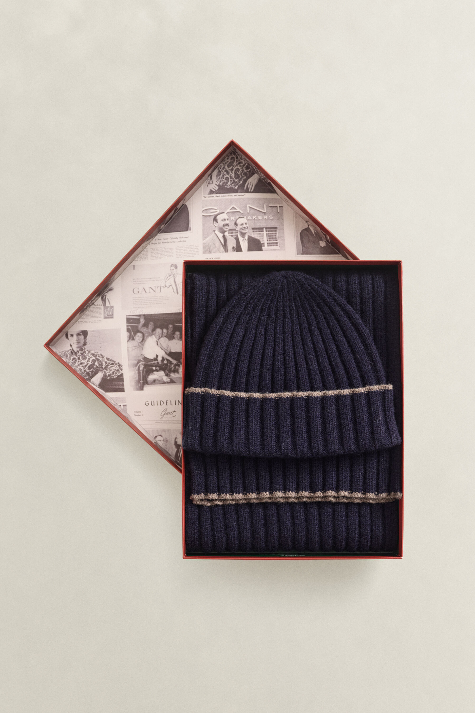 Cadeauset van sjaal met rand en een beanie