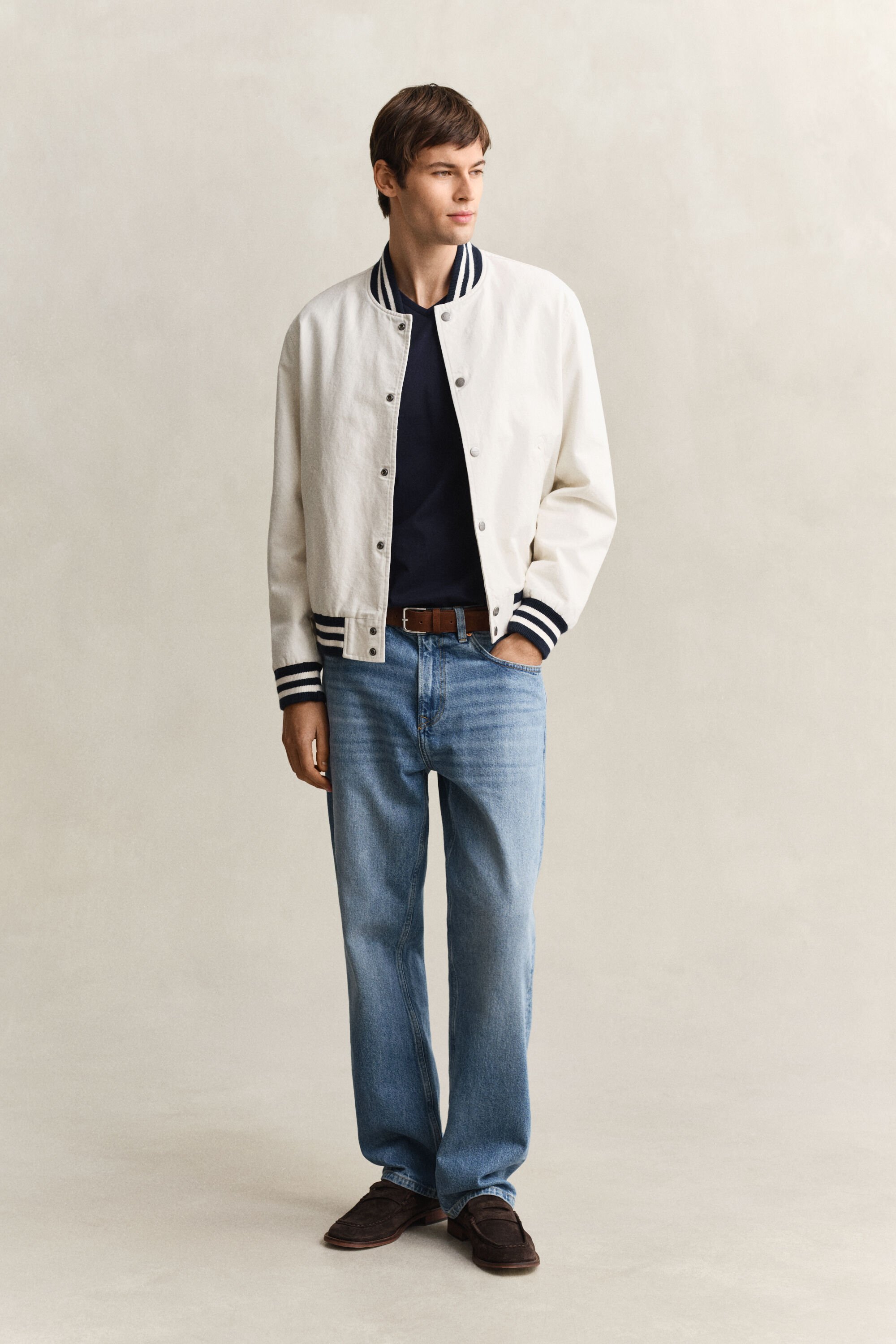 Slim Fit Shield T-shirt met V-hals