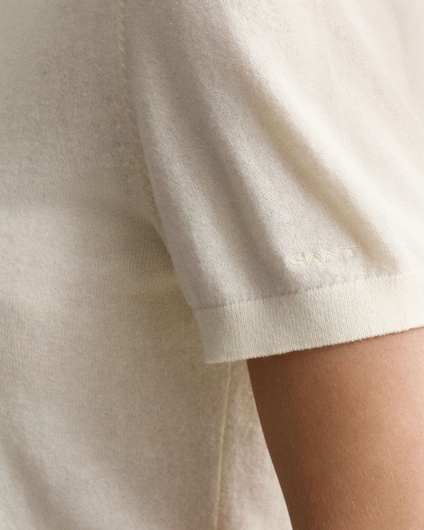 Lichtgewicht trui met ronde hals en korte mouwen