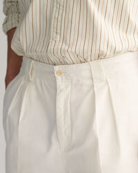 Chinoshort van keperstof met plooien