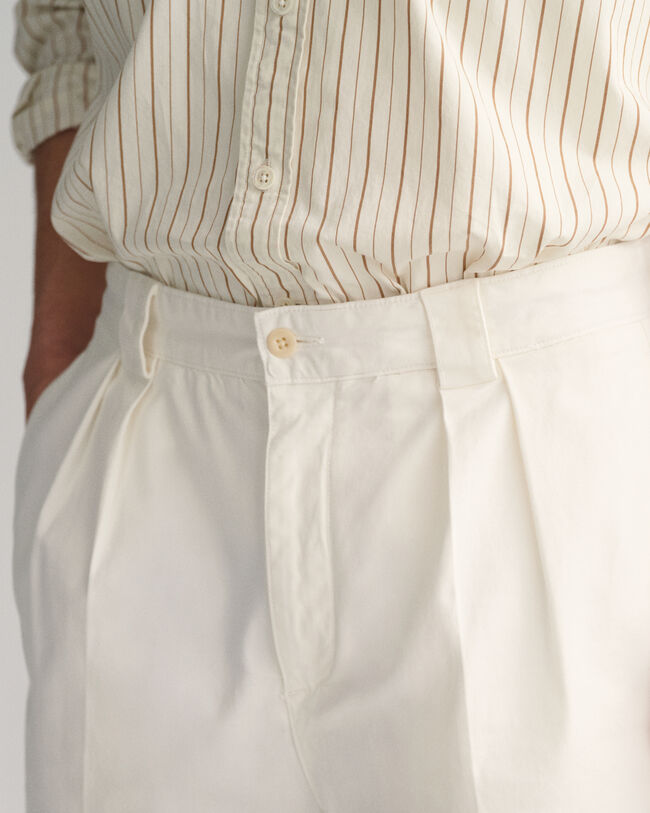 Chinoshort van keperstof met plooien