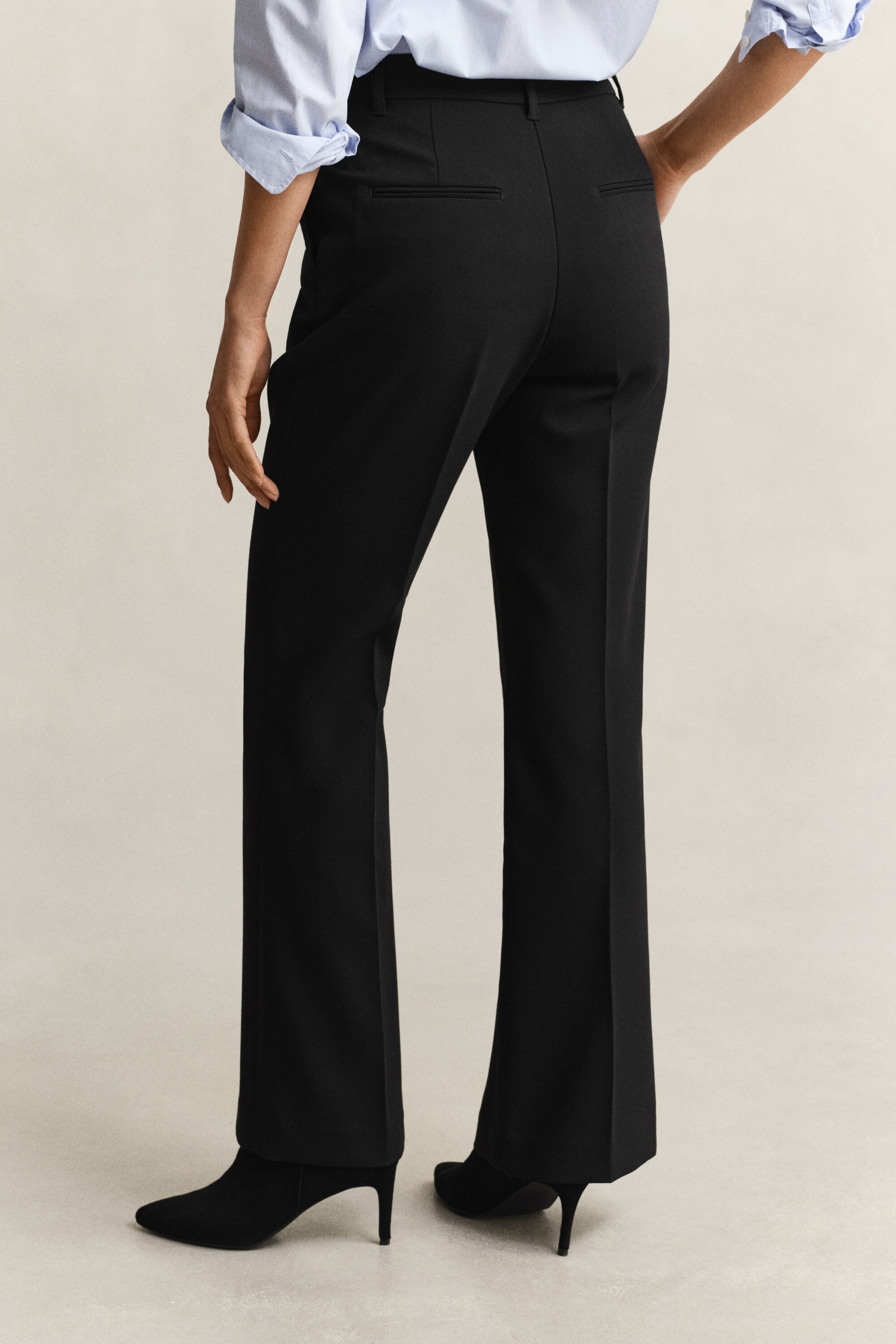Nette nauwsluitende flared broek