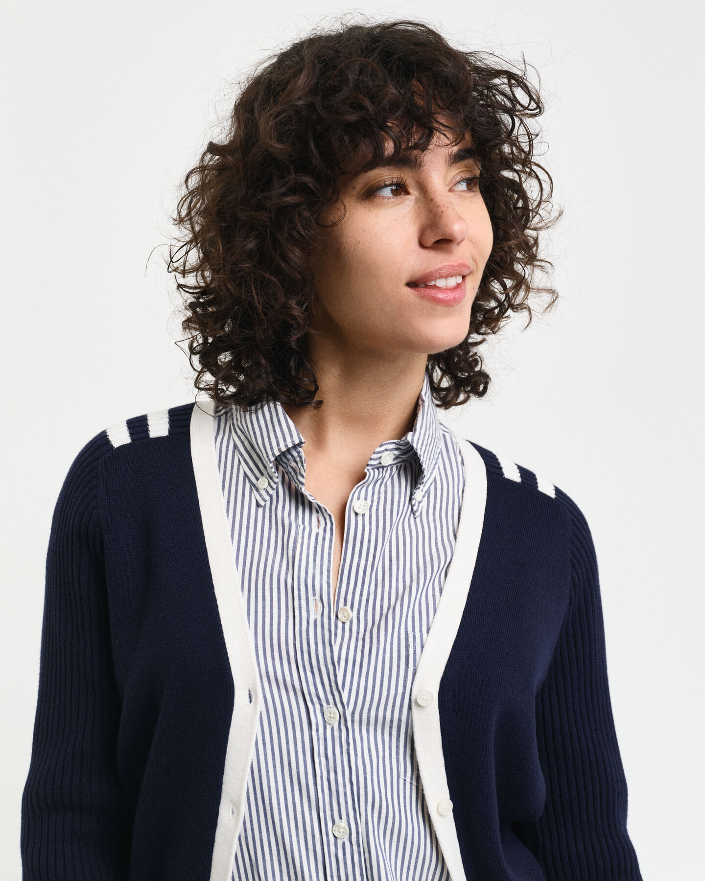 Vest met V-hals en contrasterend detail