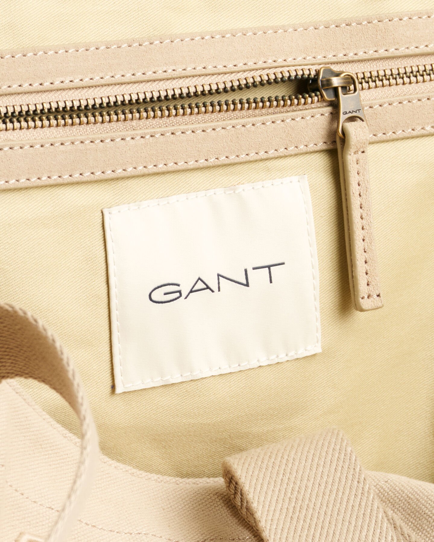 Tonal Shield canvas reistas