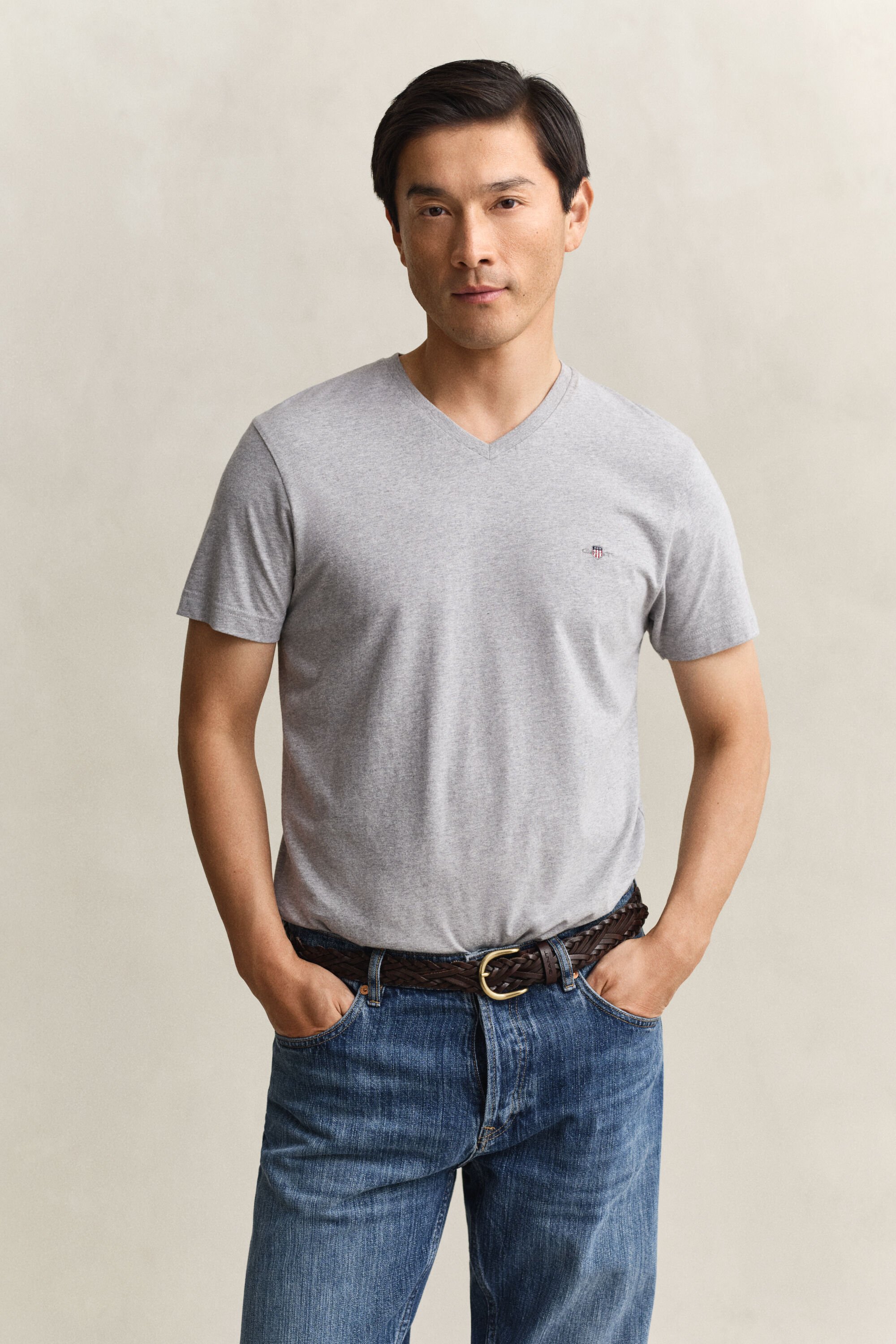 Slim Fit Shield T-shirt met V-hals