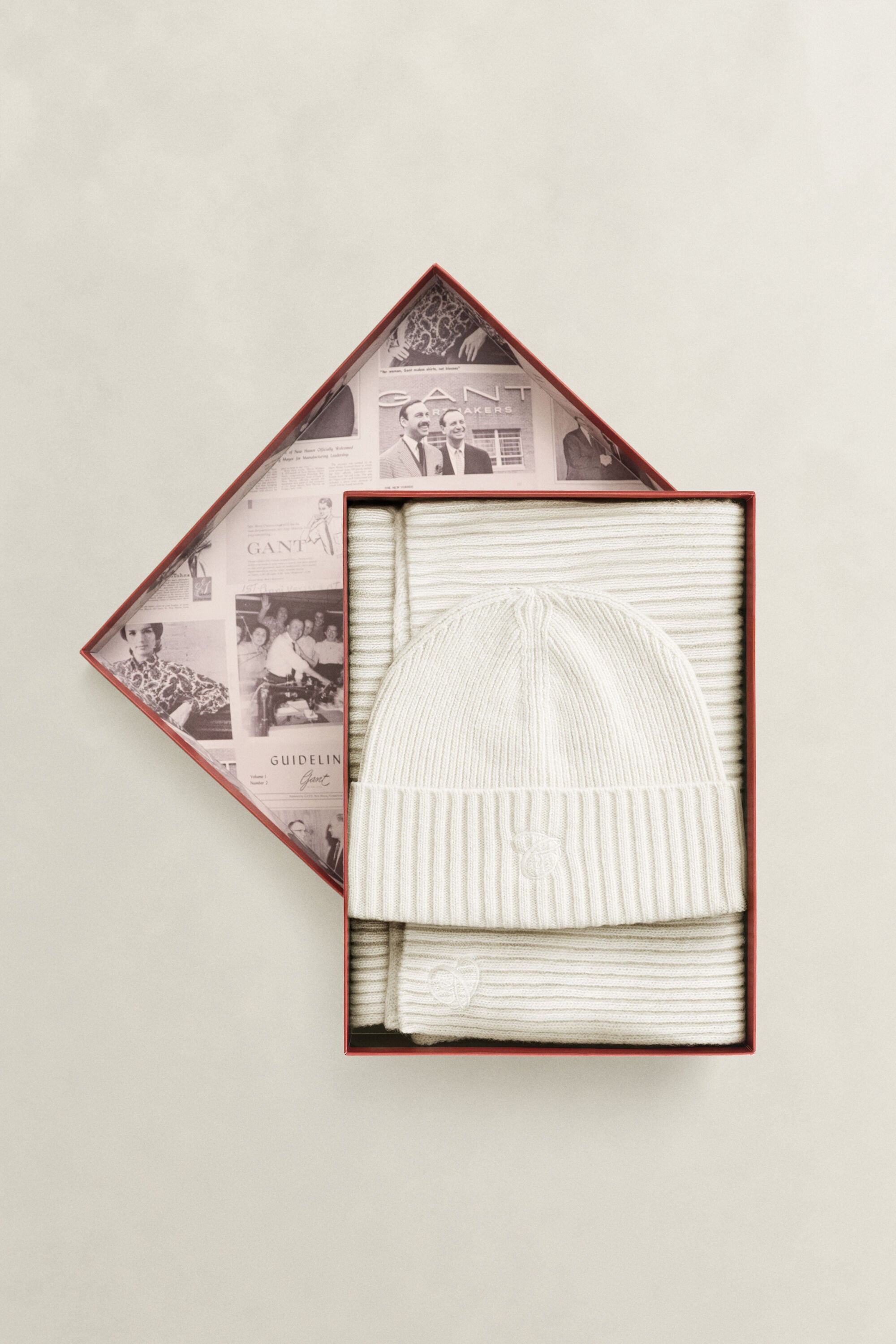 Cadeauset met geborduurde sjaal en beanie