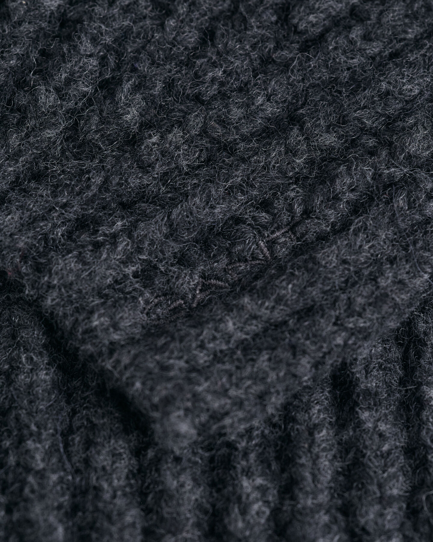 Ribgebreide slabkraag