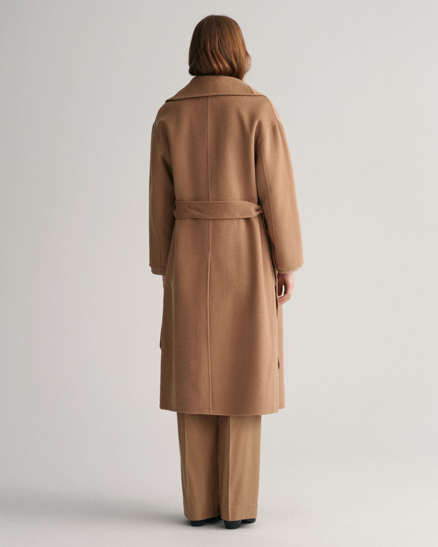 Met de hand gestikte jas met ceintuur