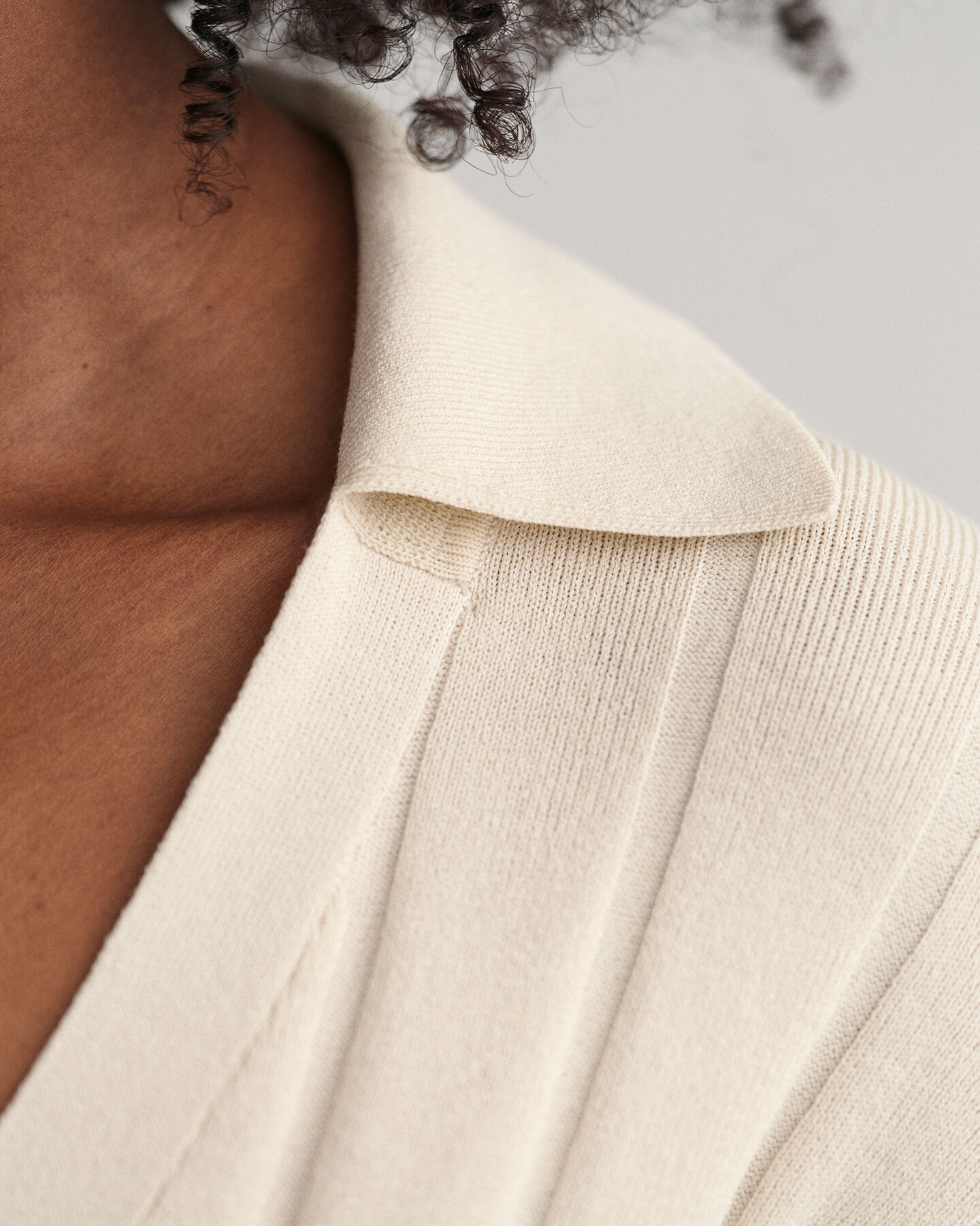 Trui met ribgebreide open kraag