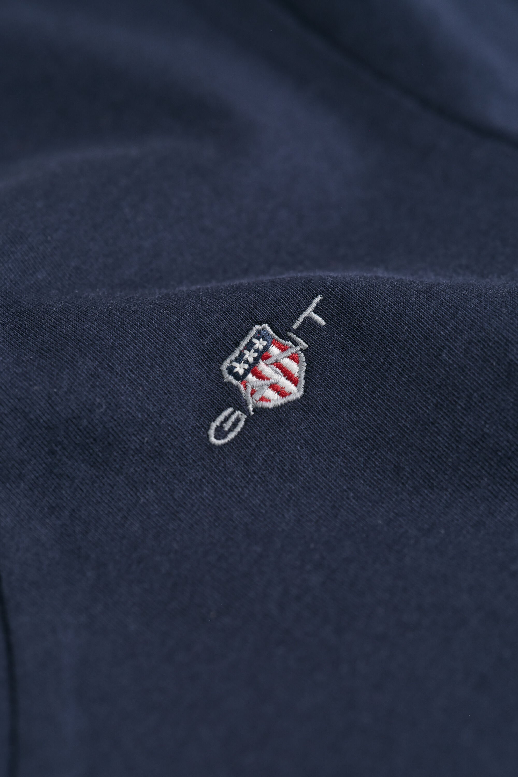 Shield T-shirt met V-hals