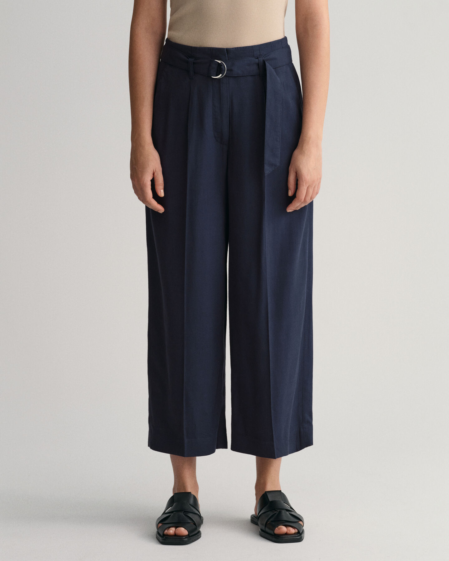 Cropped broek met wijde pijpen en ceintuur