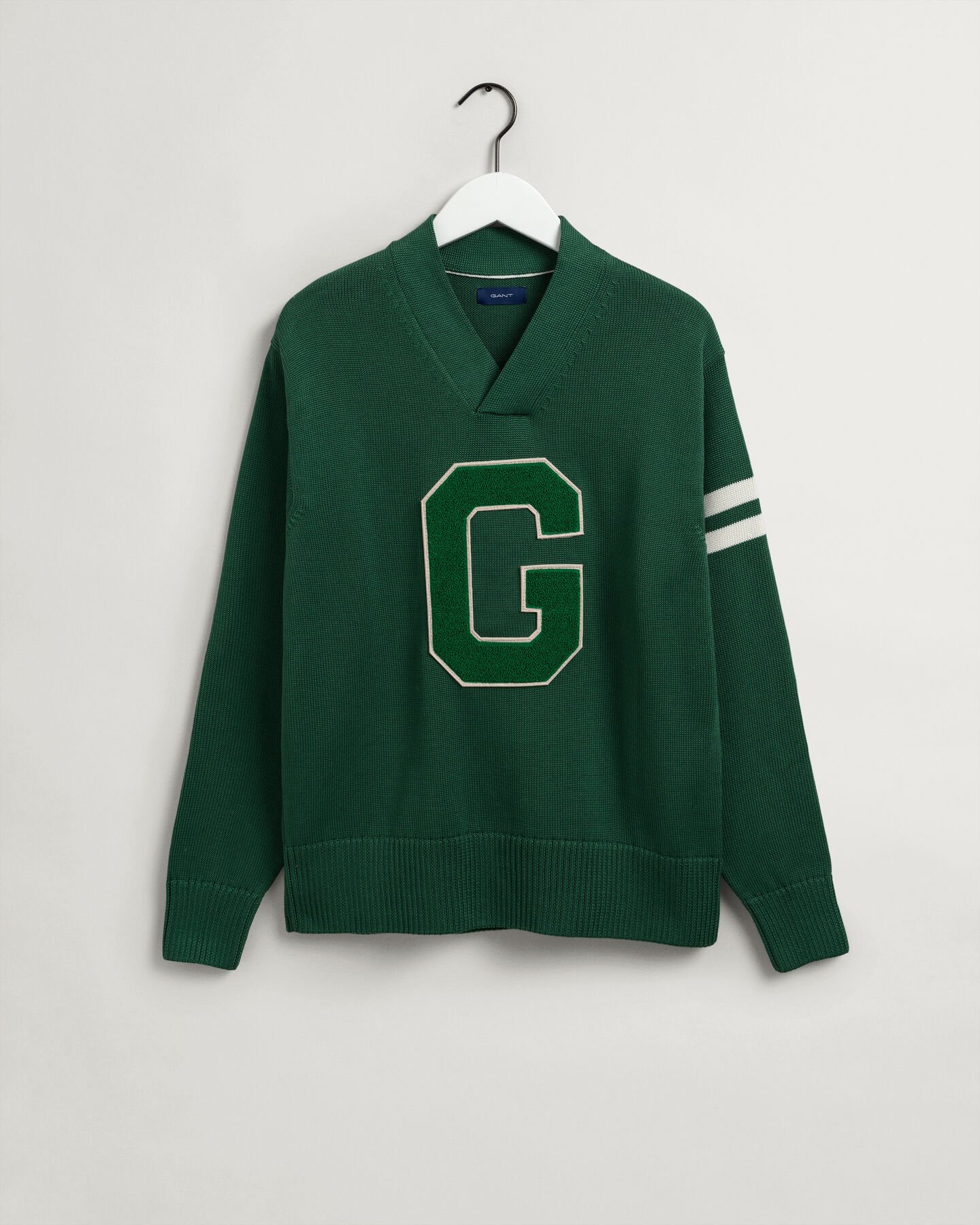 Collegiate sweater met V-hals