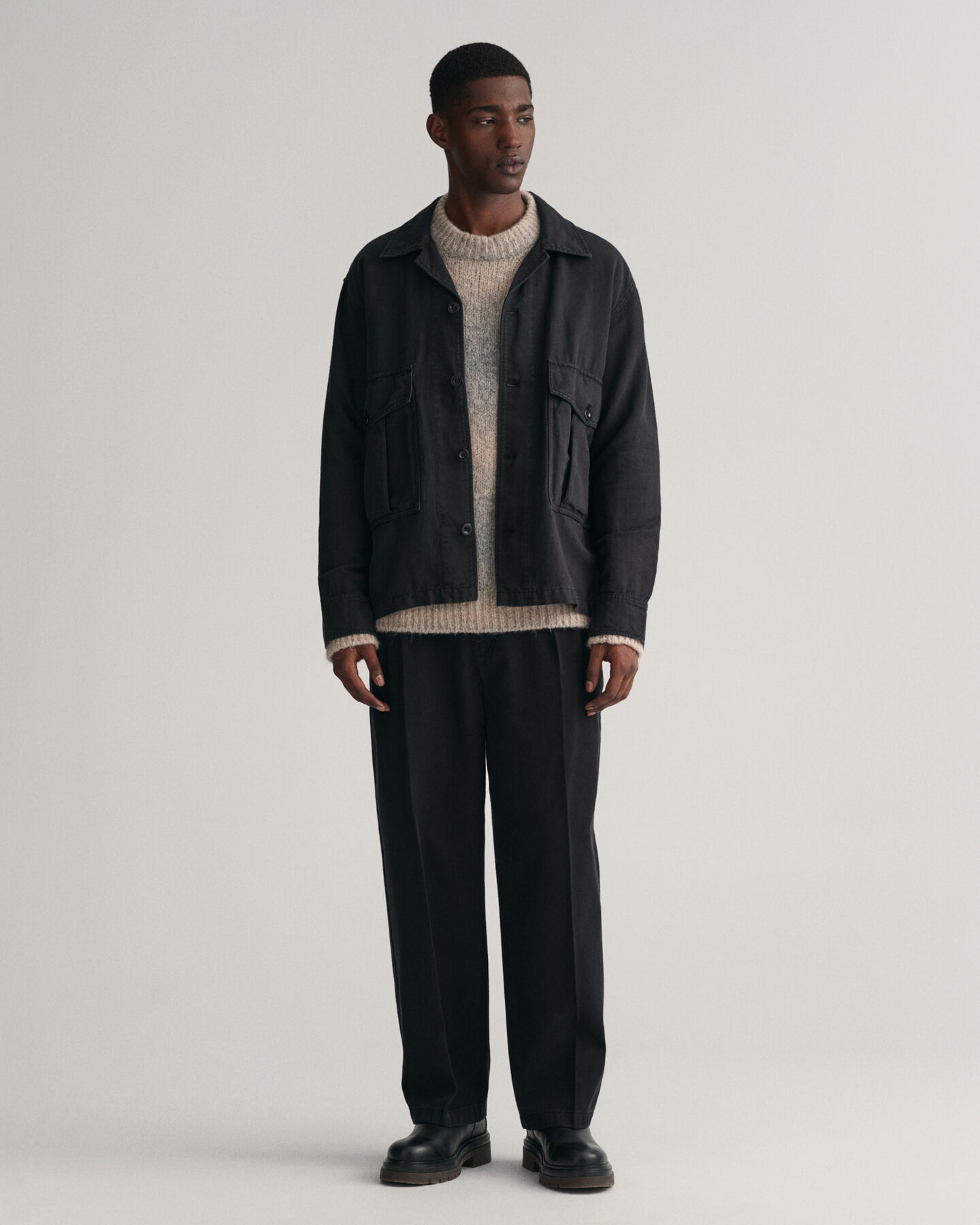 Chino met plooien van keperstof