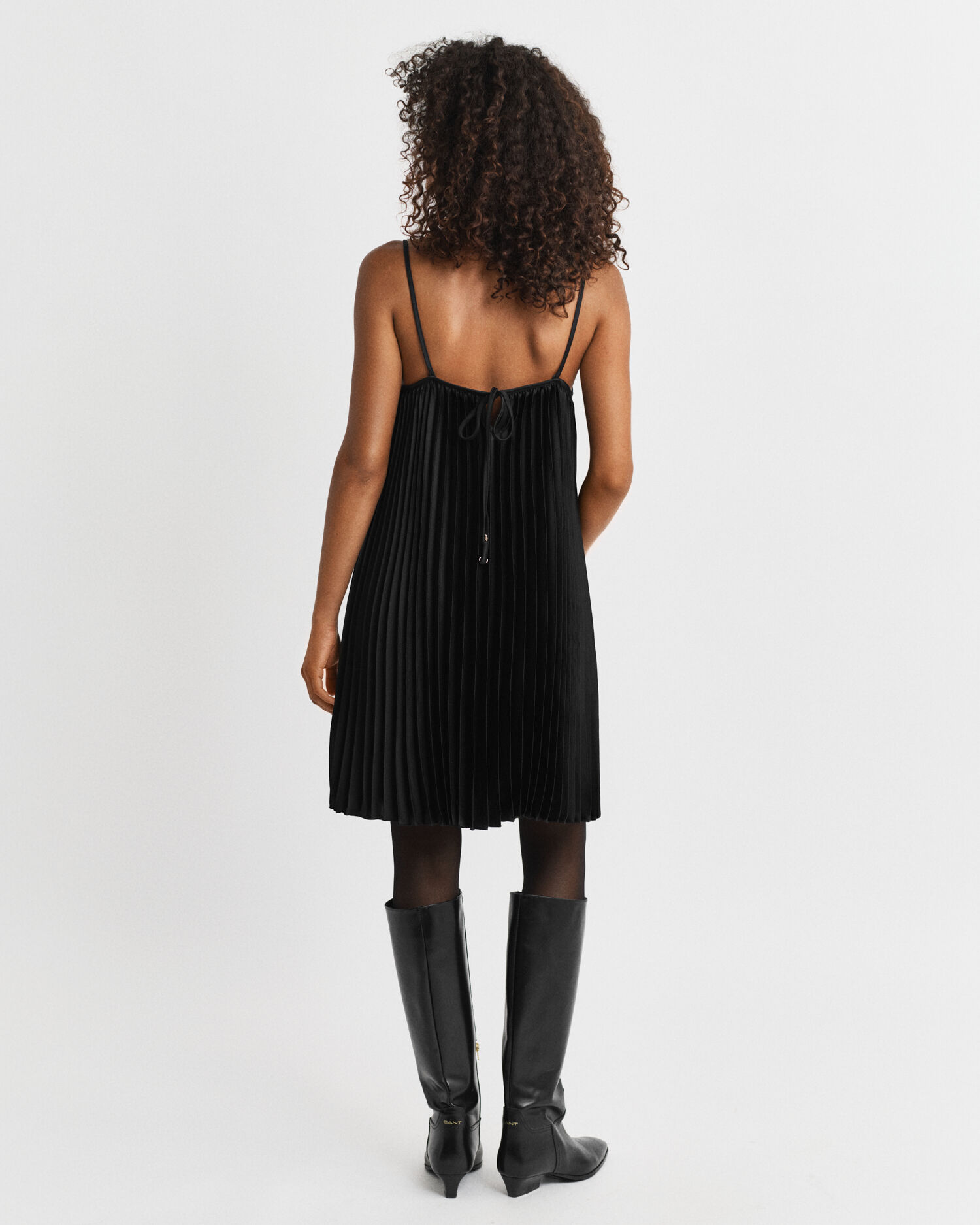 Satijnen mini-plooijurk met spaghettibandjes