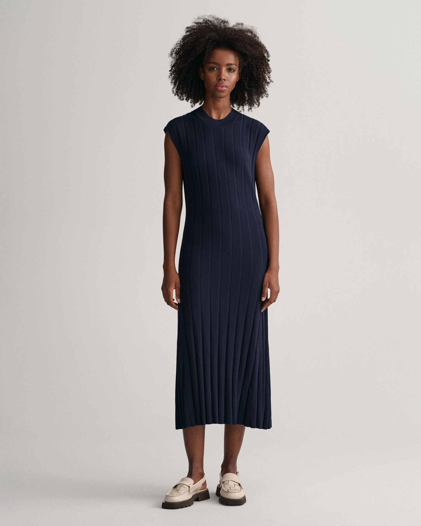 Ribgebreide mouwloze jurk met ronde hals