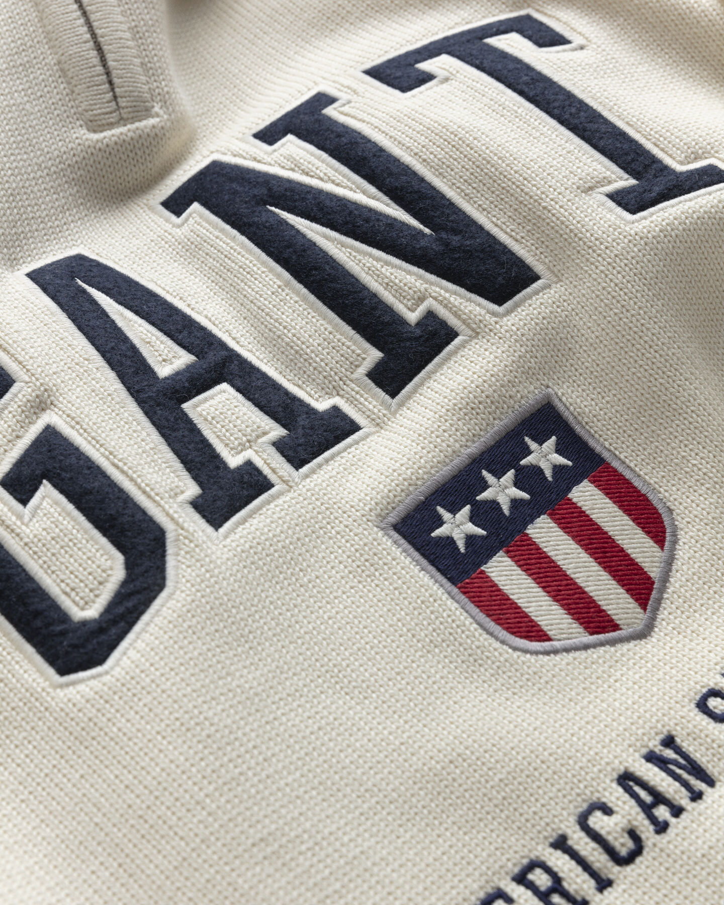 Retro Shield sweater met korte rits