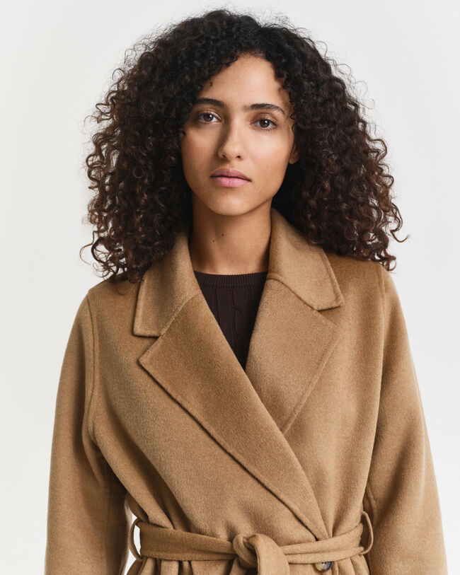 Met de hand gestikte jas met ceintuur