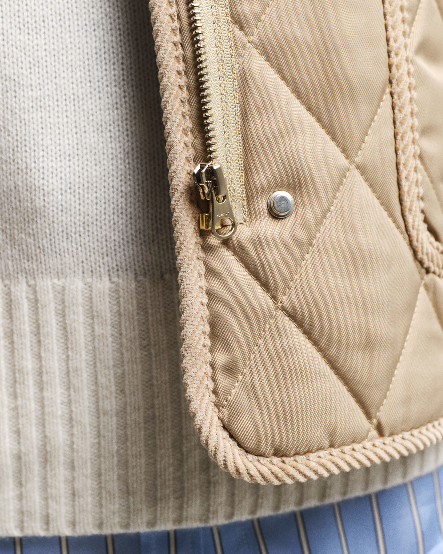 Gewatteerde bodywarmer met corduroy details