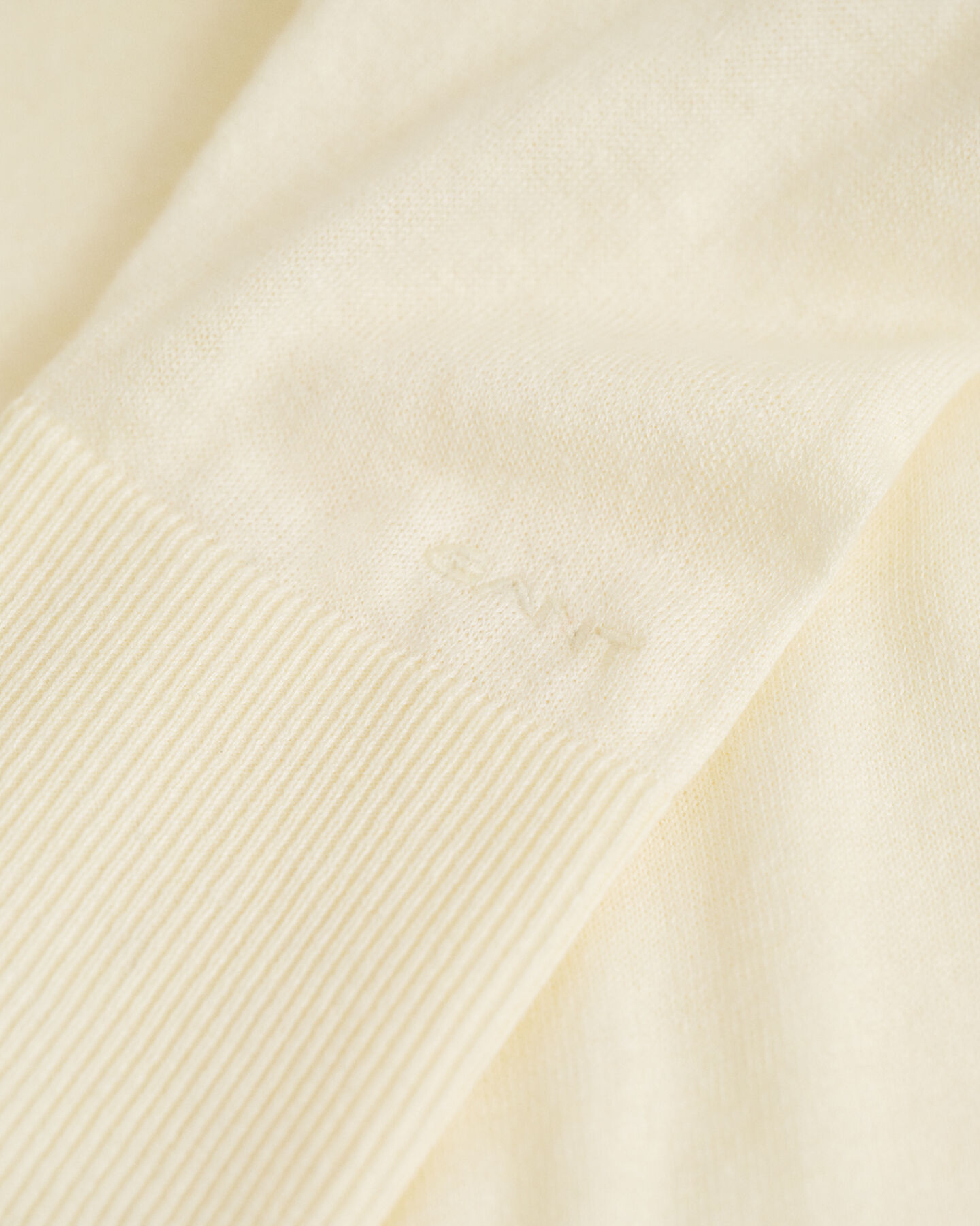 Fijngebreide trui met V-hals