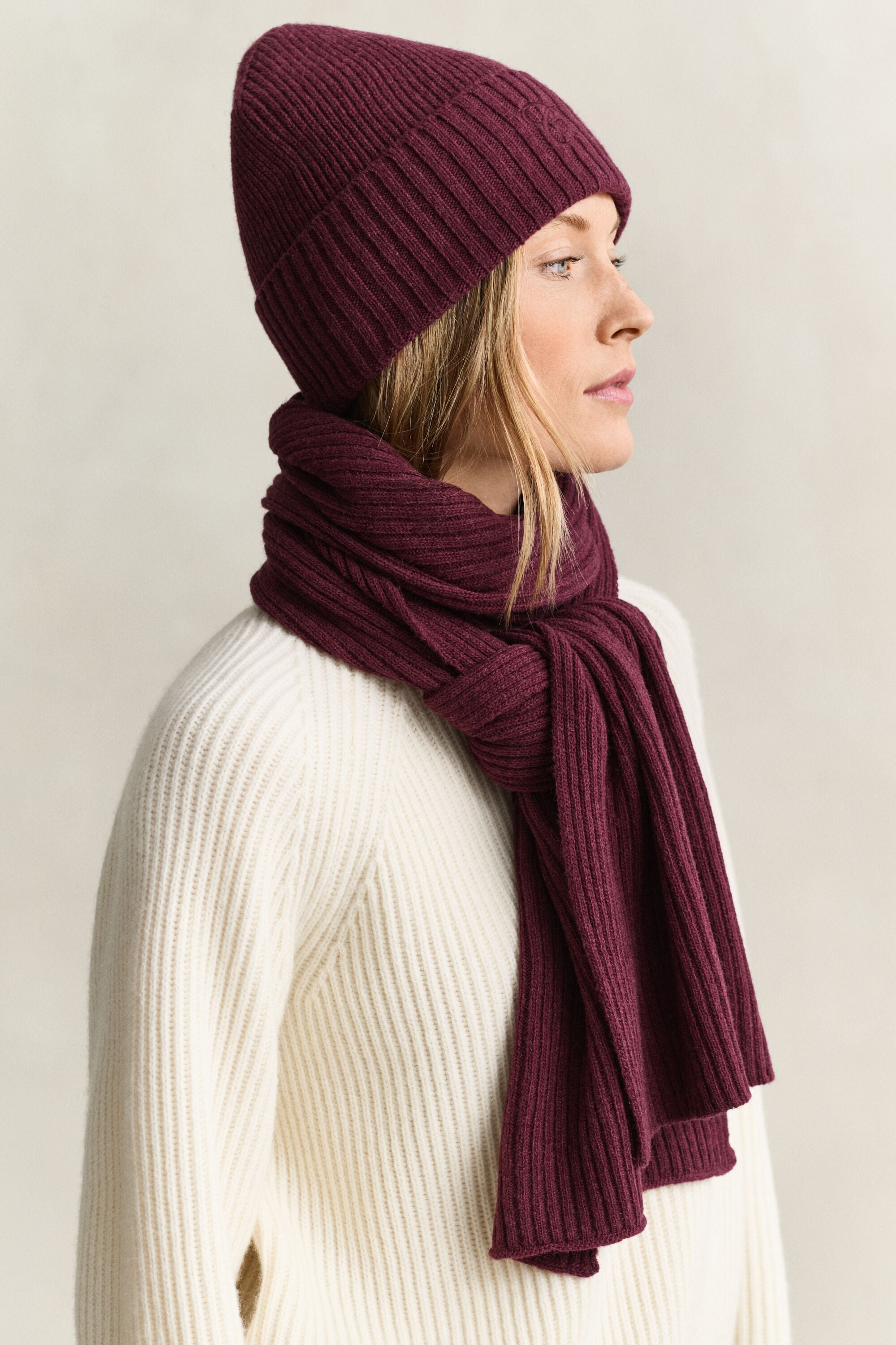Cadeauset met geborduurde sjaal en beanie