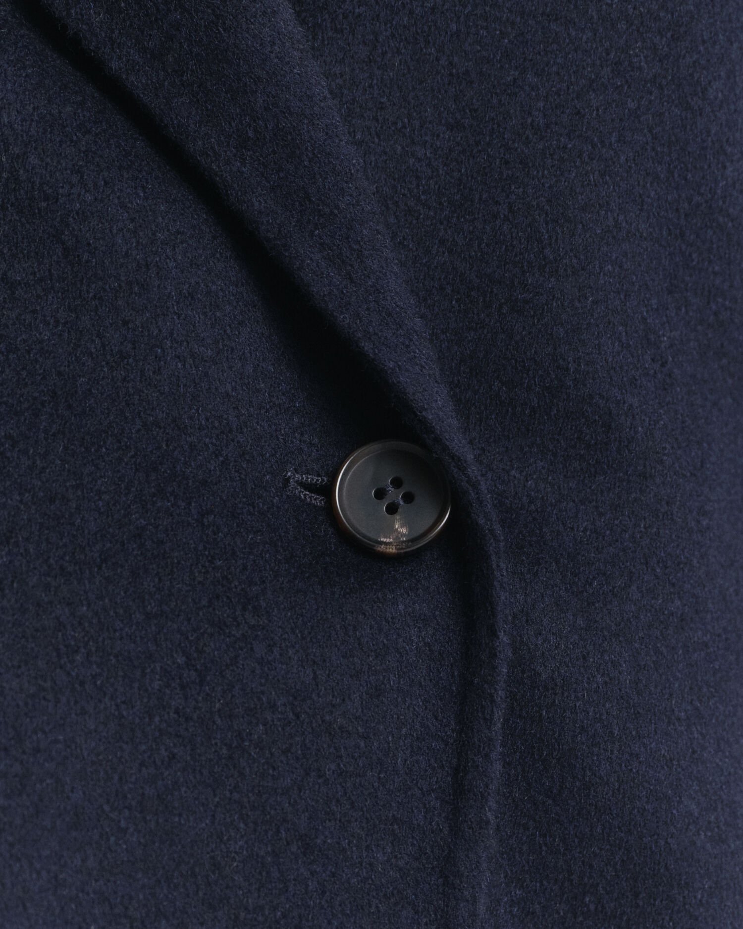 Met de hand gestikte jasje met ceintuur