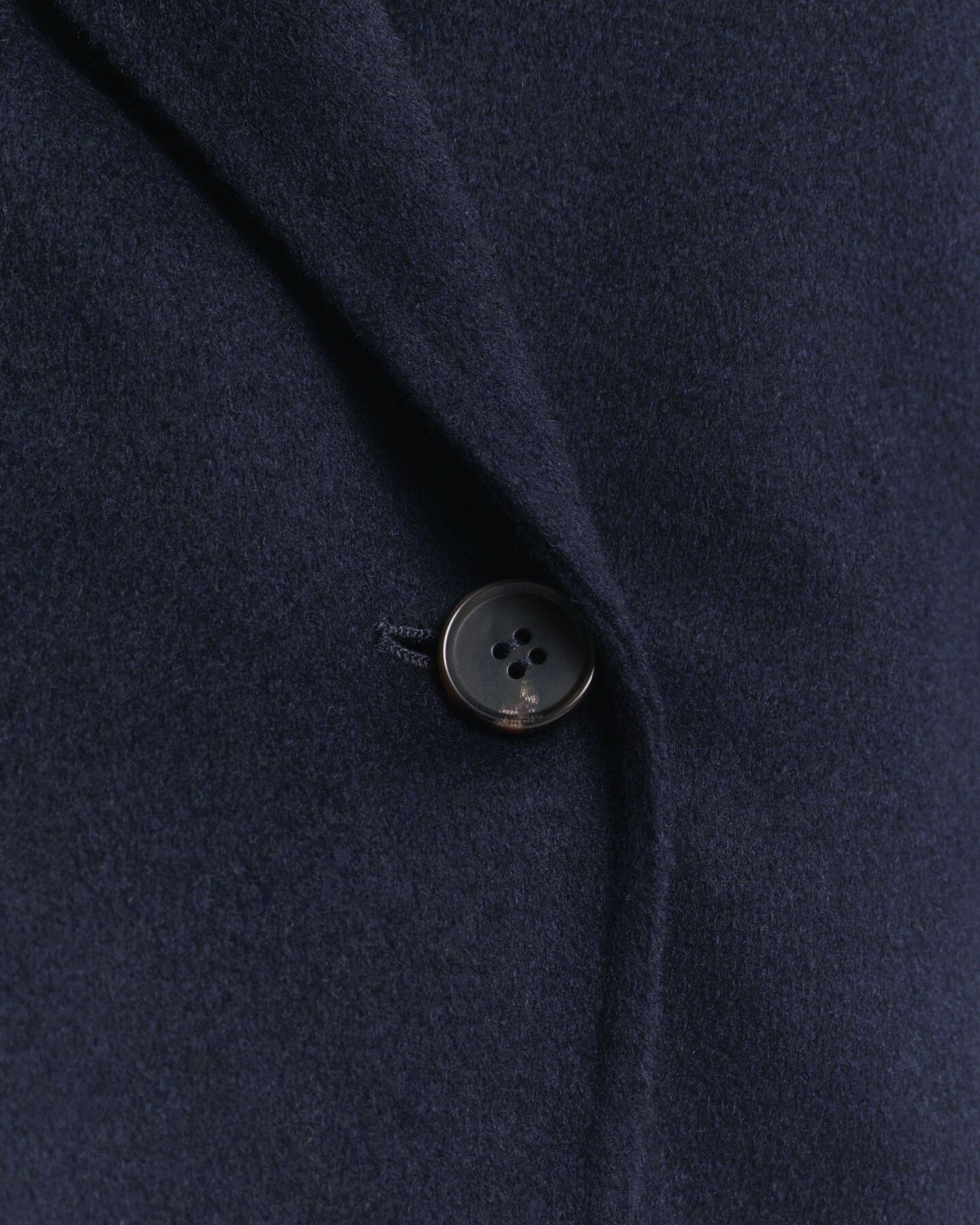 Met de hand gestikte jasje met ceintuur