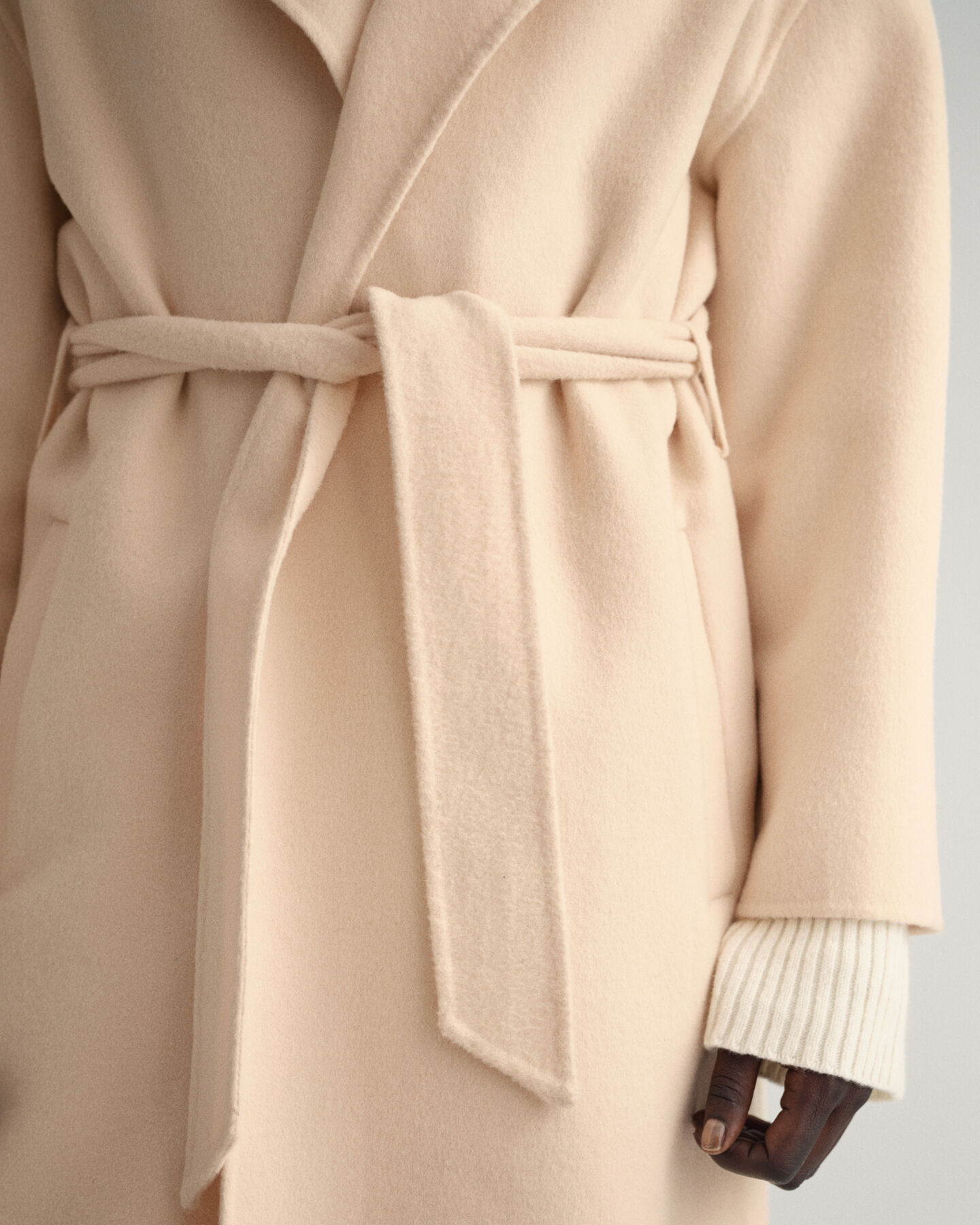 Met de hand gestikte jas met ceintuur