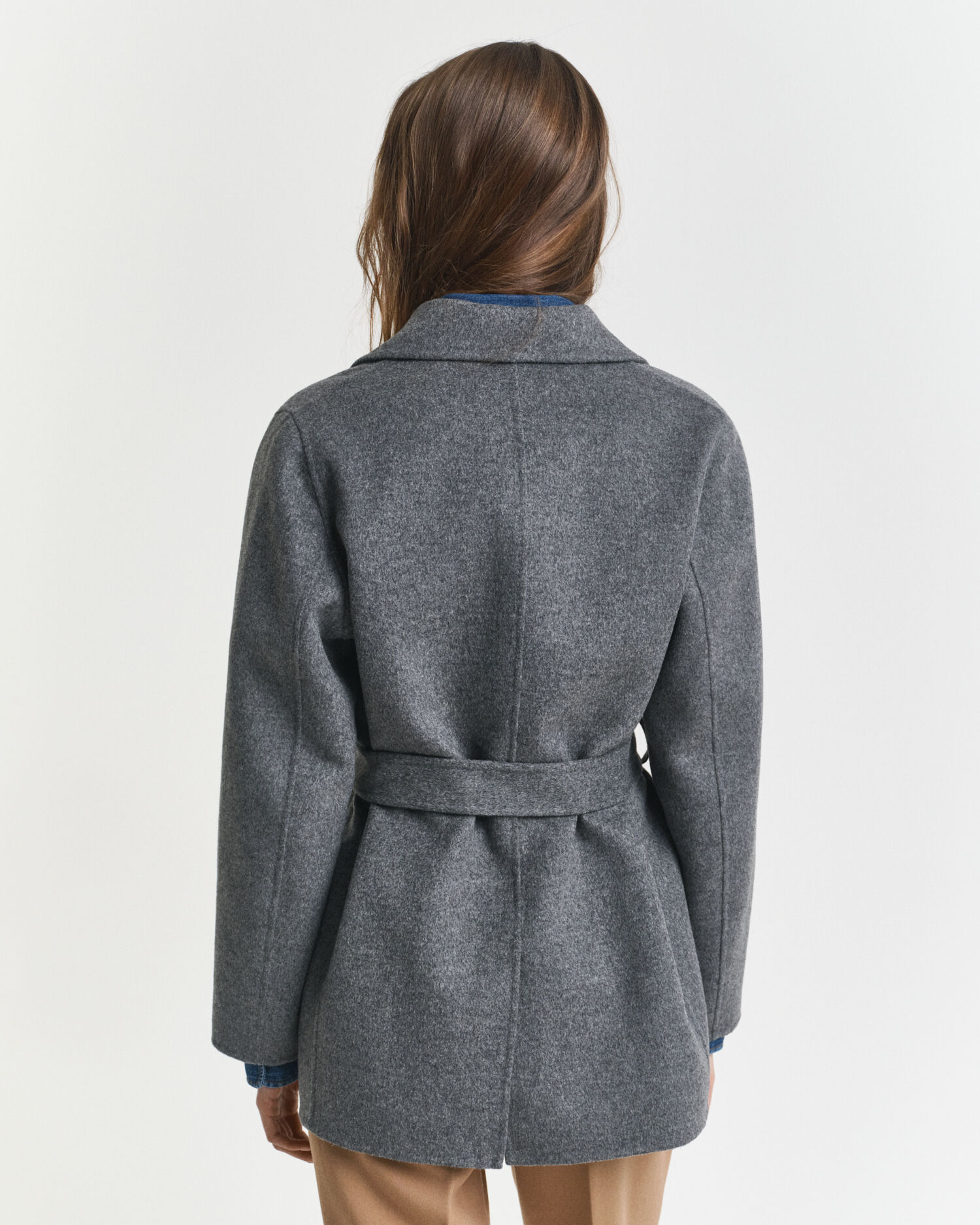 Met de hand gestikte jasje met ceintuur