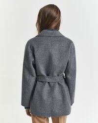 Met de hand gestikte jasje met ceintuur