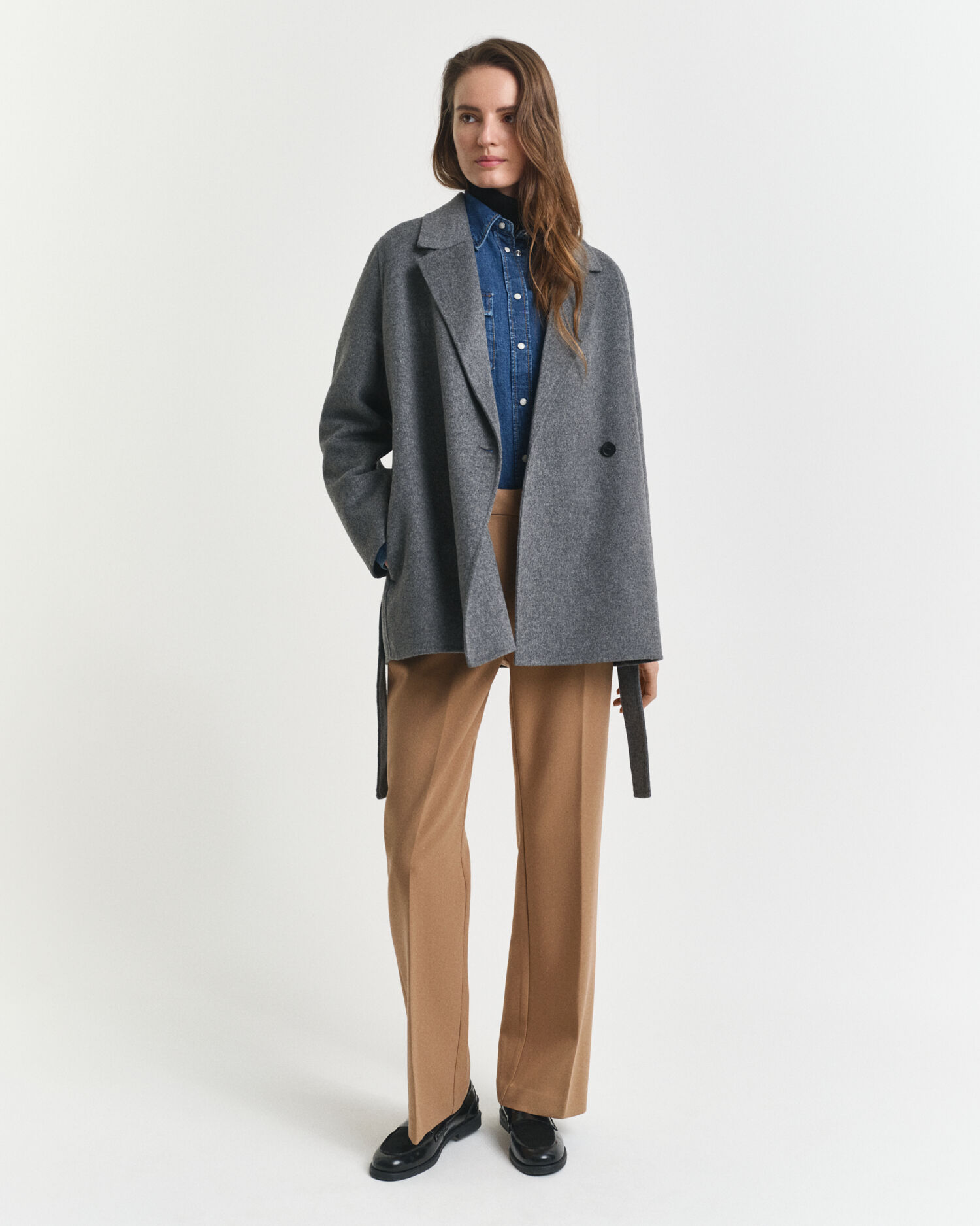 Met de hand gestikte jasje met ceintuur