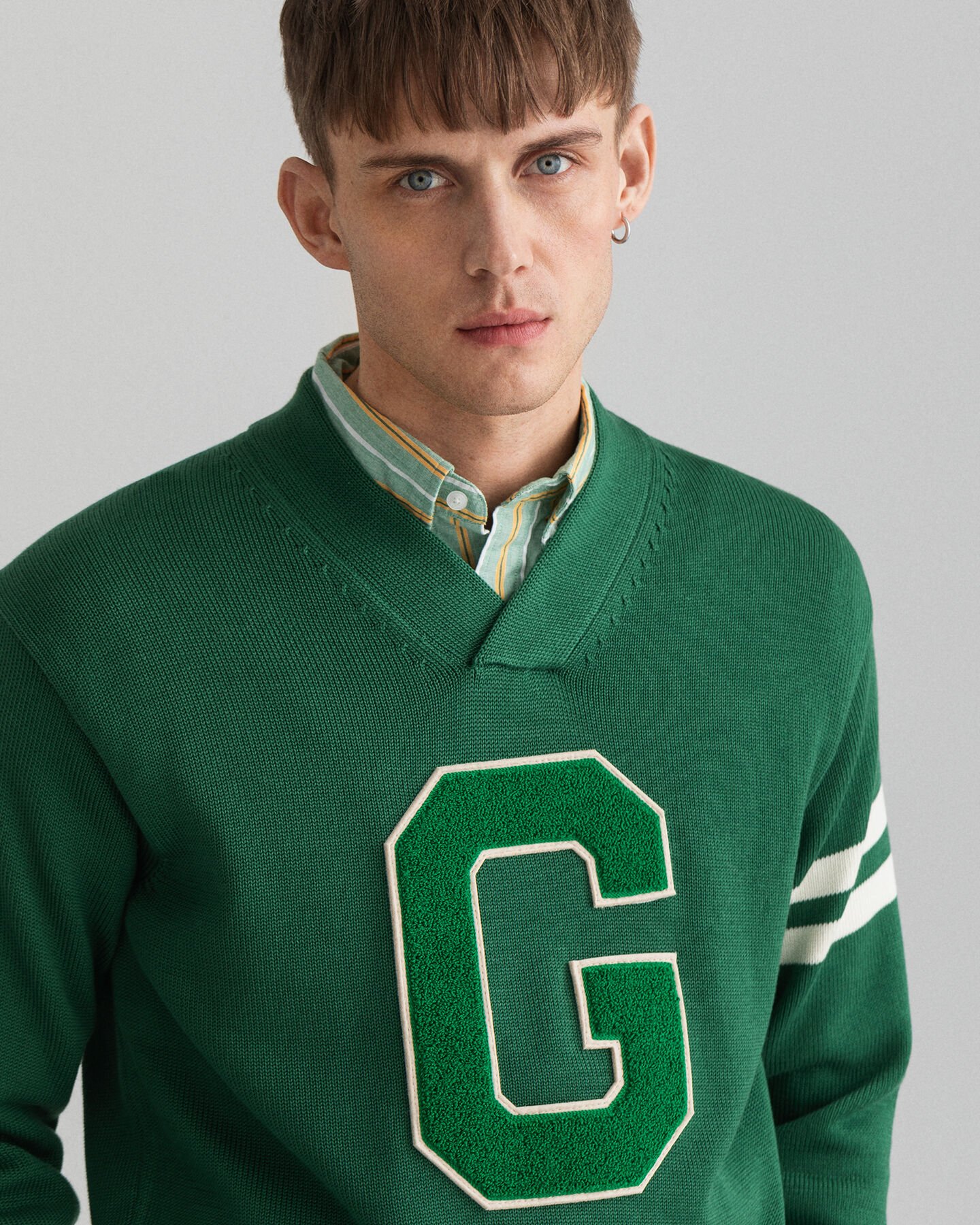 Collegiate sweater met V-hals