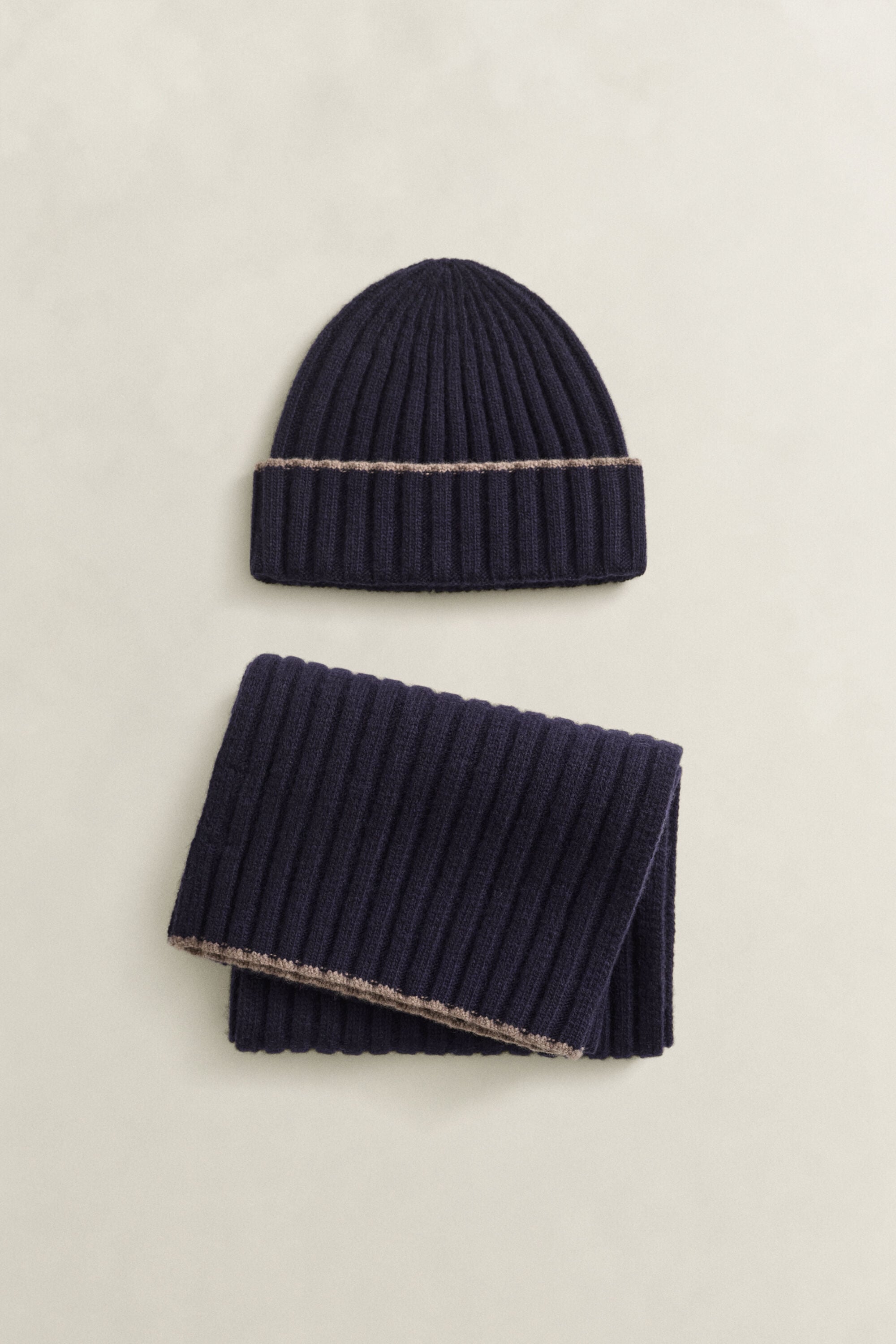 Cadeauset van sjaal met rand en een beanie