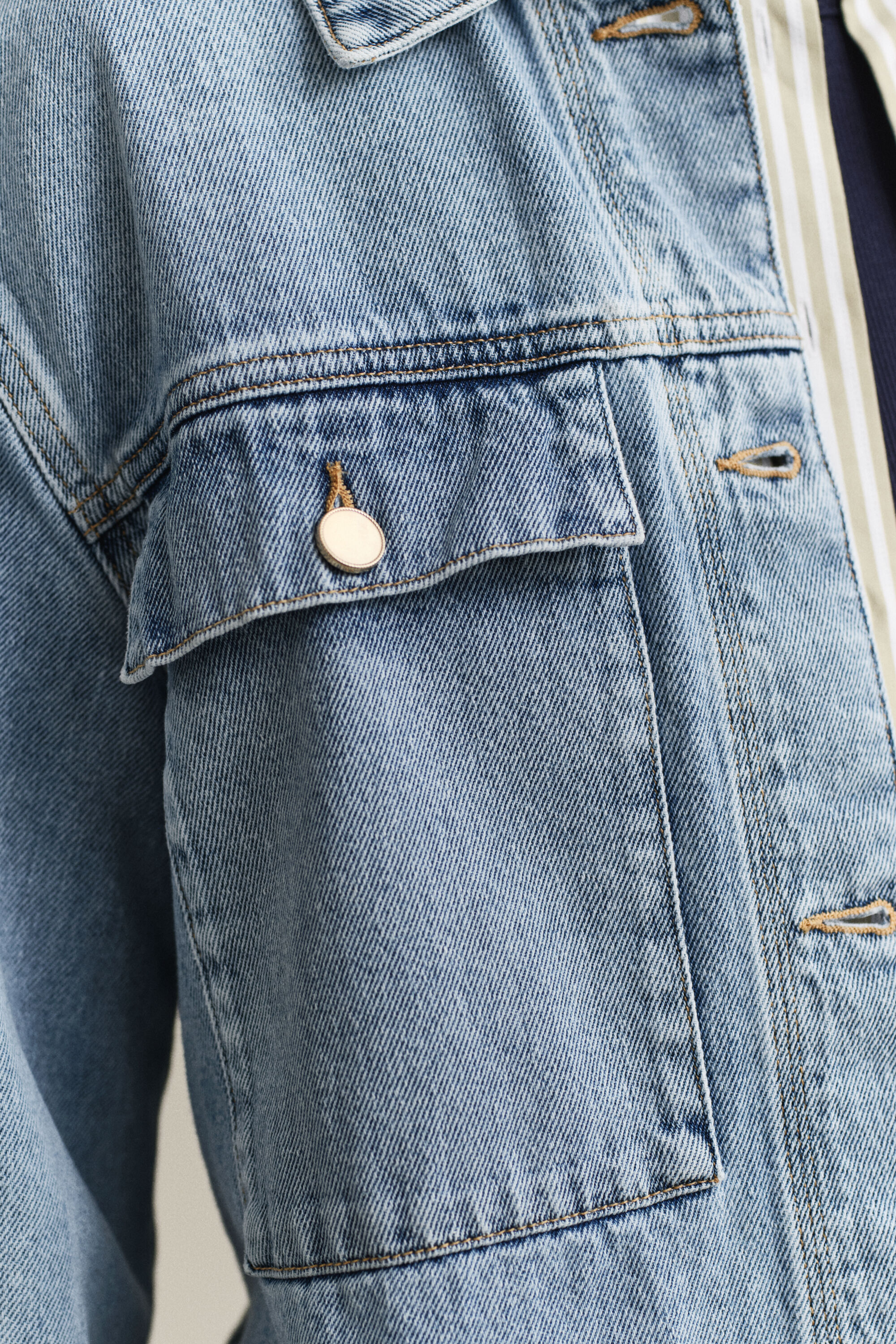 Spijkerjasje met strikdetails