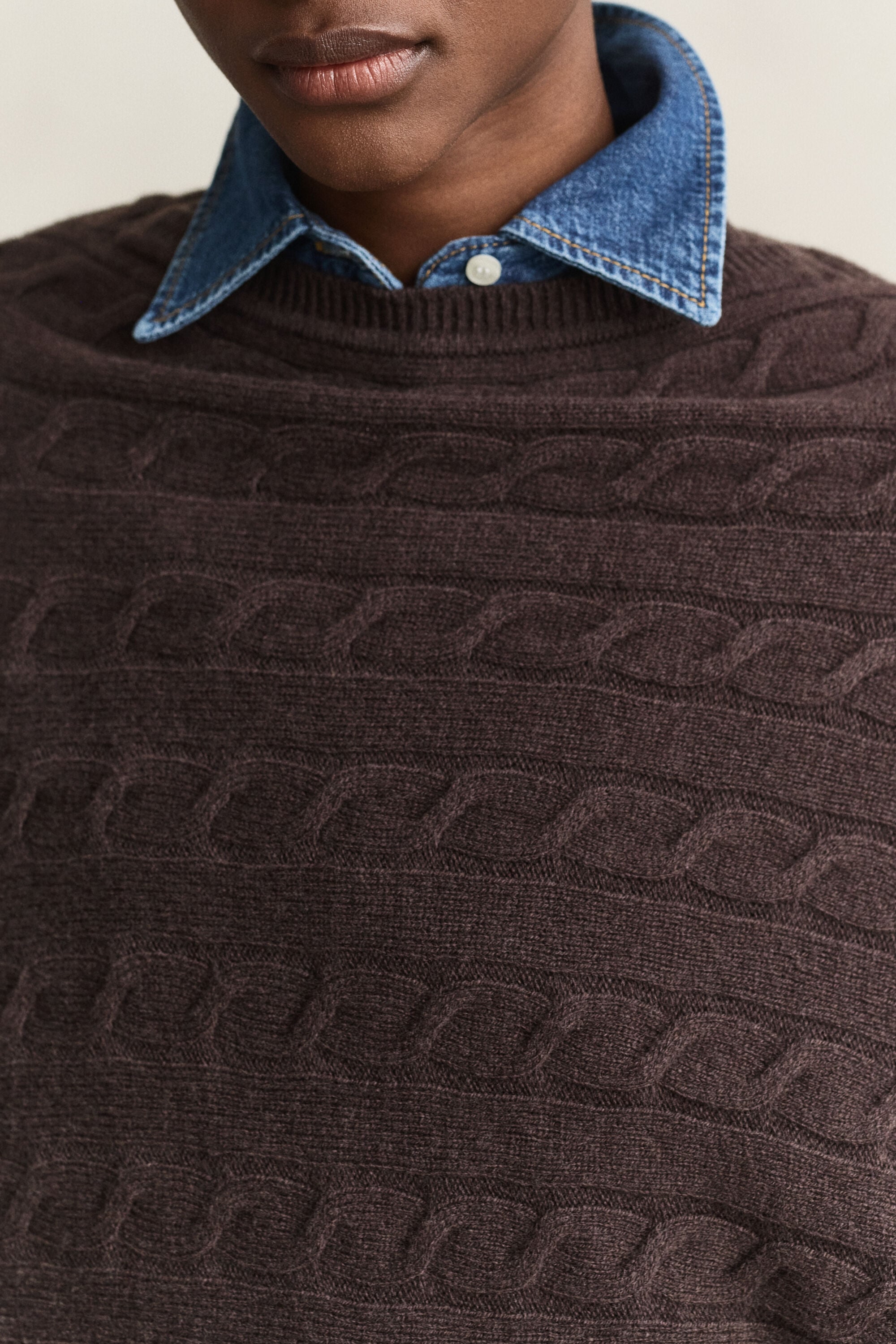Wollen poncho met kabelpatroon