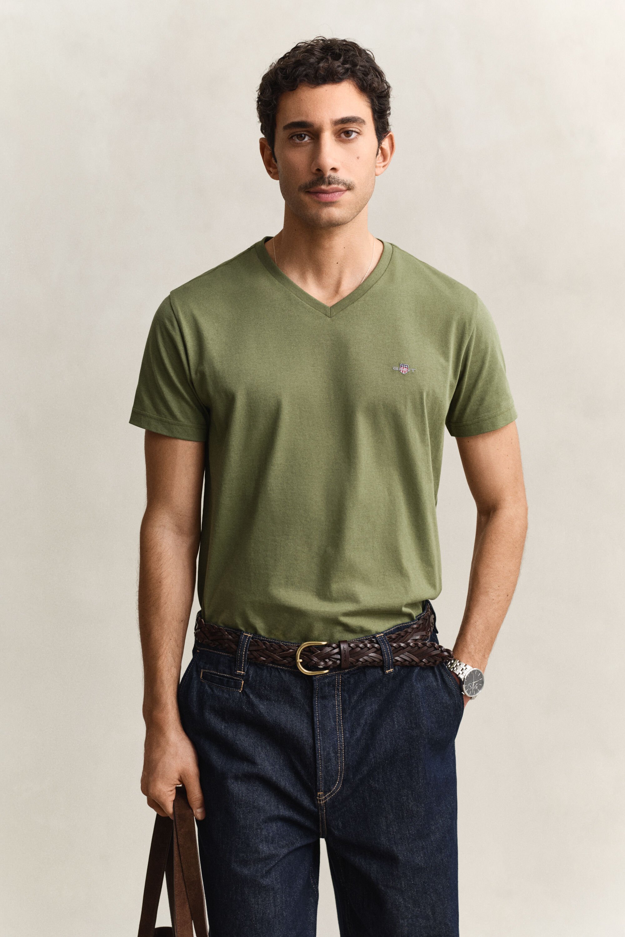 Slim Fit Shield T-shirt met V-hals