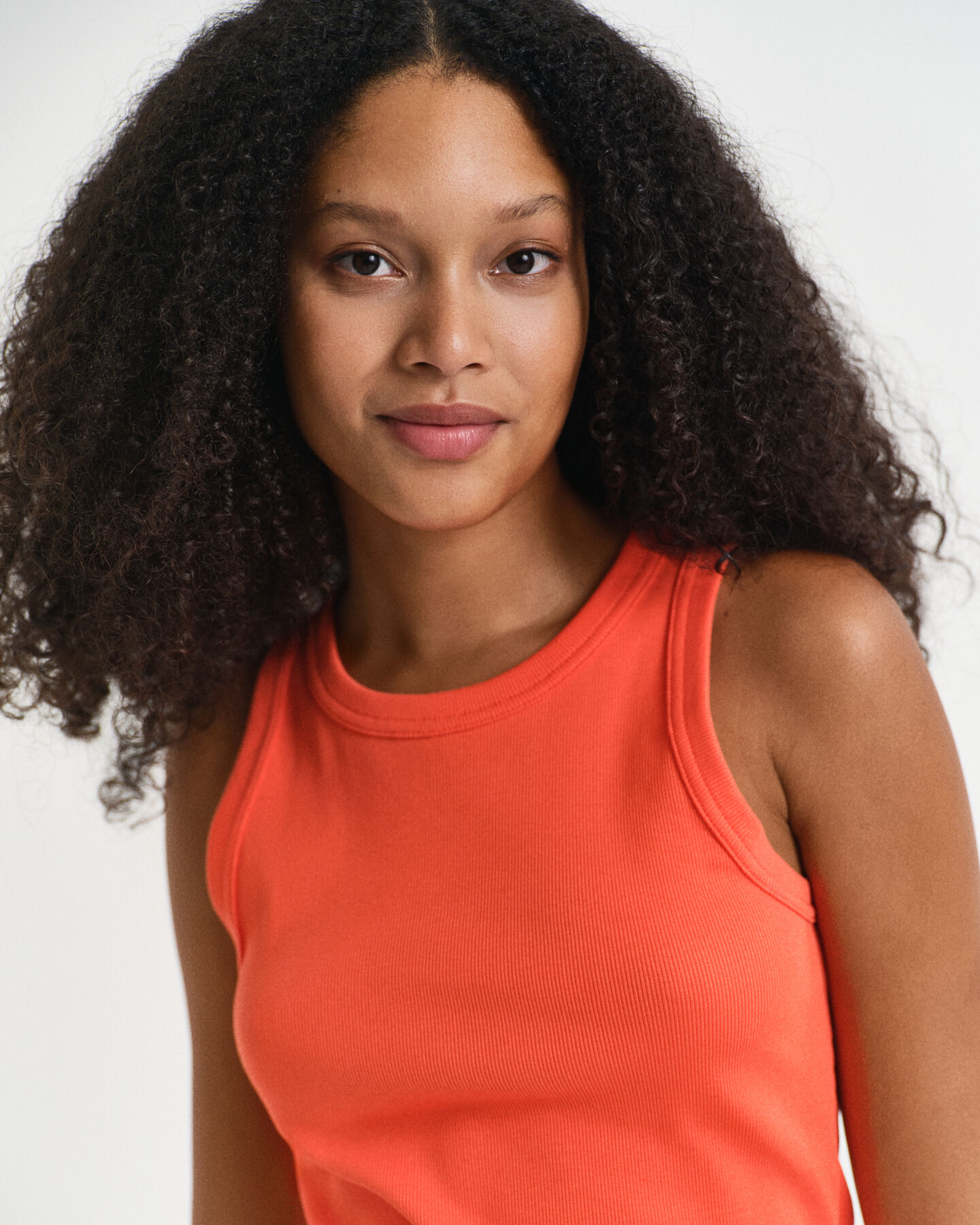 Geribde tanktop met hoge halslijn